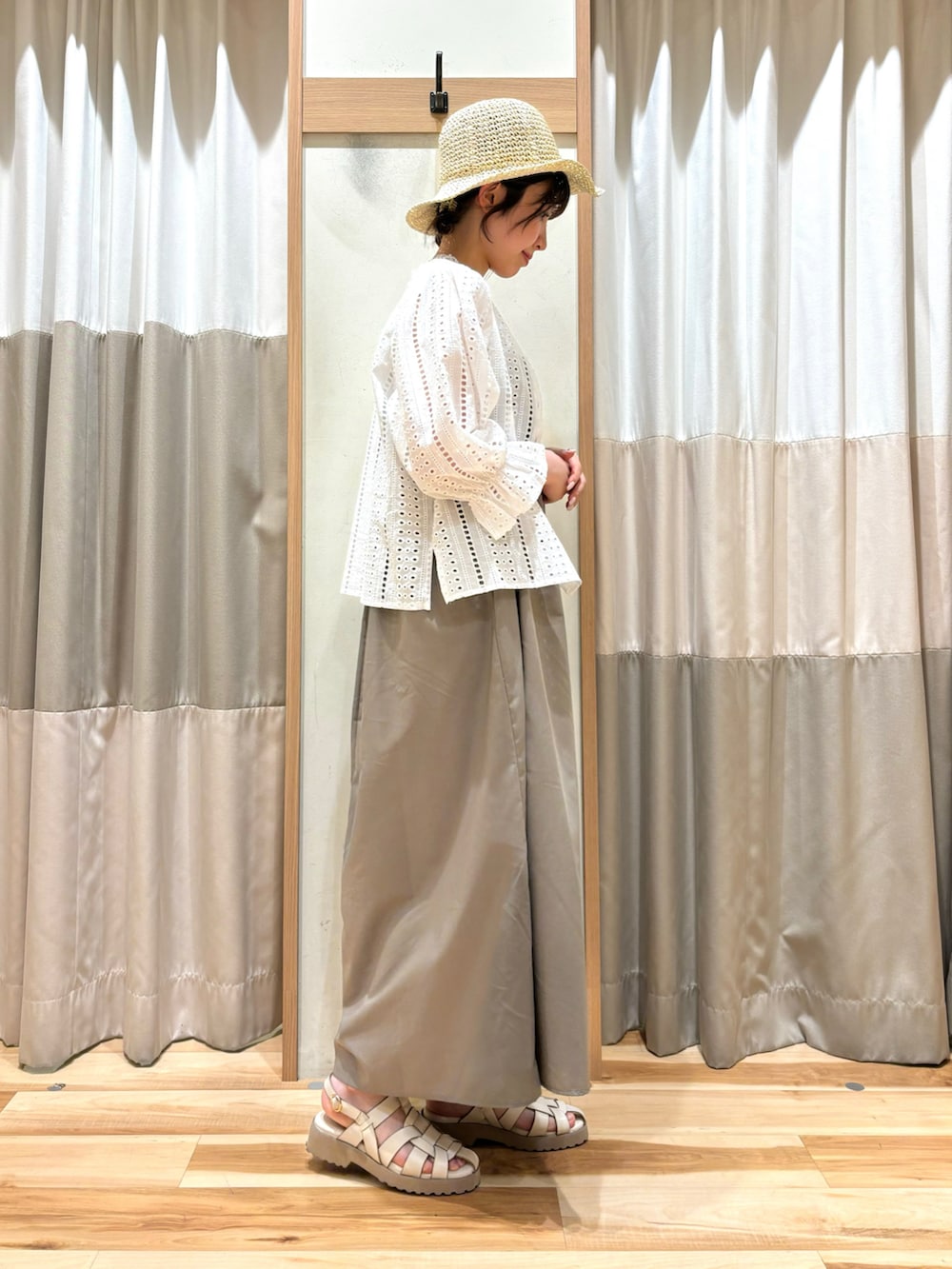 「おでかけコーデ、初夏コーデ、GW、カジュアルスタイル、ブラウス、キャミワンピ、ワンピース、淡色コーデ、カンカン帽、ペーパーハット、サンダル、グルカサンダル、タンクトップ」|「イオンWAONポイント10倍開催🔥のアイテム(その他、その他)」を使った、ナカガワさん(レディース・156cm)の春コーディネートの3枚目の写真