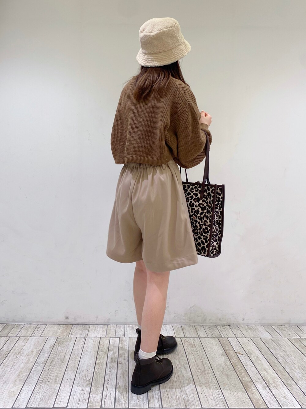 「カーディガン、ブーツ、レオパード、ショートパンツ、ショート丈、冬コーデ、休日スタイル、ハーフパンツ、ブラウン、プチプラ、厚底シューズ、ブラウンコーデ、エヘカソポ、たかあしあかりちゃん」|「ehka sopoの【たかあしあかりコラボ】ニットカーディガン(カーディガン/ボレロ、ブラウン系)」を使った、ナカガワさん(レディース・156cm)の秋コーディネートの2枚目の写真