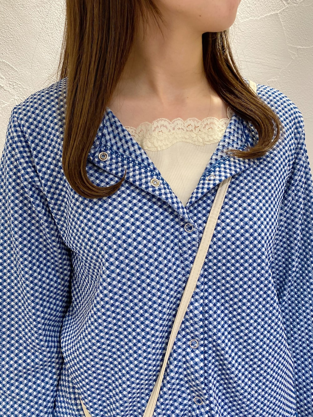 「春コーデ、マーメイドスカート、セットアップ、ギンガムチェック、ブルー、カーディガン、スマホショルダー、ワントーンコーデ、おしゃれさんと繋がりたい、エヘカソポ、ehka sopo」｜「ehka sopoのアイテム（トップス、ブルー系）」を使った、ナカガワさん（レディース・155cm）の冬コーディネートの3枚目の写真
