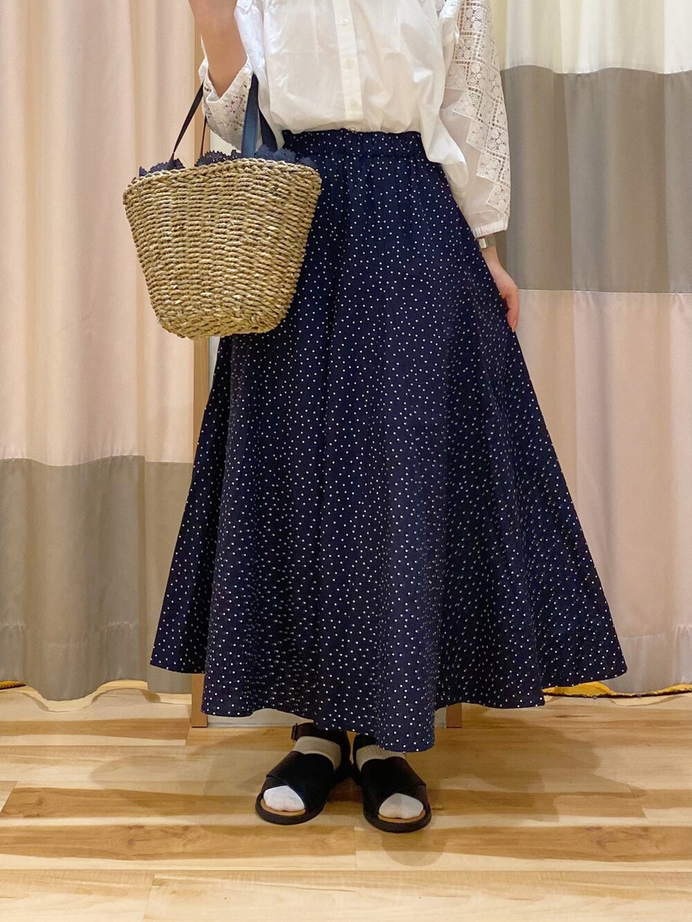 ホワイト系のシャツ/ブラウス、ブラック系のパンツ、ブラック系のハンドバッグを着用したレディースの春コーディネートの3枚目の写真