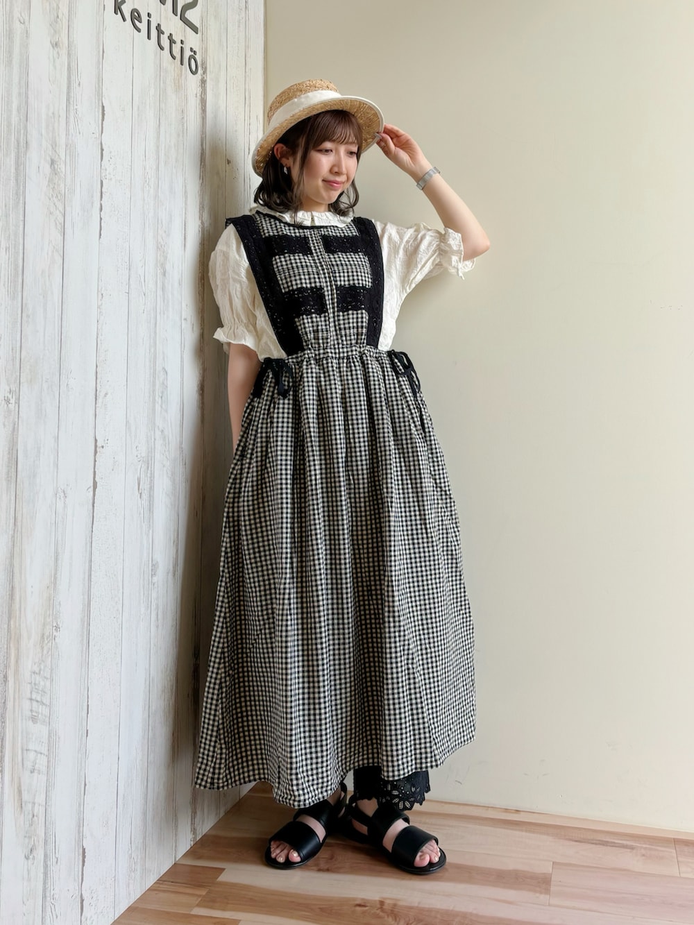 「レイヤードスタイル、夏コーデ、カンカン帽、エプロンワンピース、フリルトップス、ブラウス、モノトーンコーデ、ペチパンツ、サンダル、お出かけコーデ、今日のコーデ、大人ガーリー、夏ファッション」|「Samansa Mos2のラフィア太リボンカンカン帽(ハット、ホワイト系)」を使った、ナカガワさん(レディース・156cm)の夏コーディネートの2枚目の写真