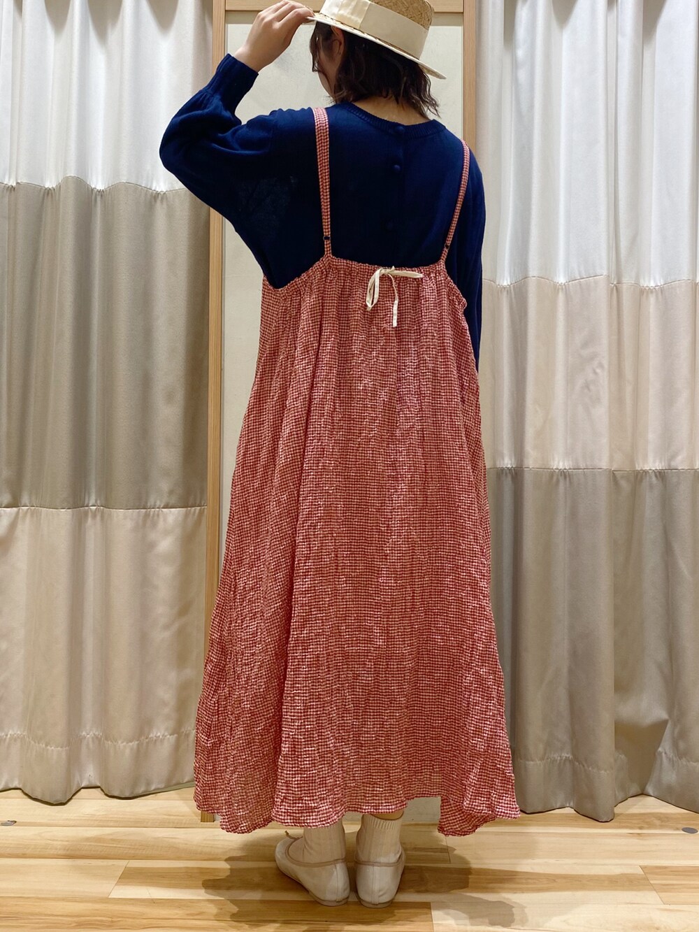 「春、ゆべし×SamansaMos2、ゆべしコラボ、キャミワンピ、キャミワンピース、カーディガン、レッド、ネイビー、シンプルスタイル、SM2、大人ガーリー、カンカン帽、バレエシューズ」|「🌷ゆべしちゃん×SM2コラボのアイテム(その他、その他)」を使った、ナカガワさん(レディース・156cm)の春コーディネートの2枚目の写真