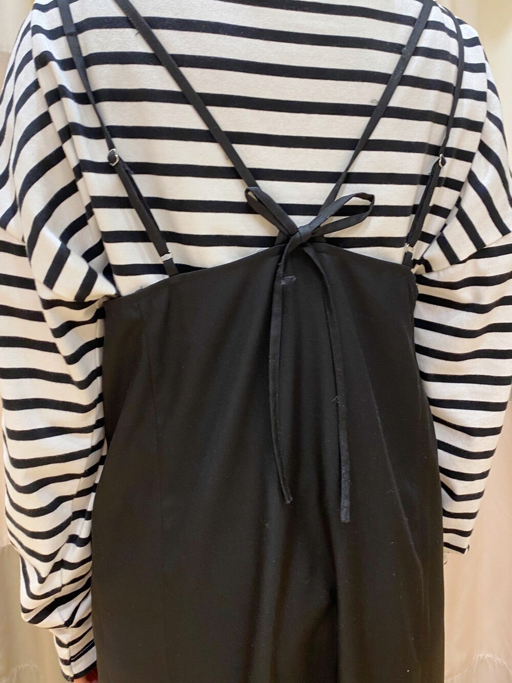 ホワイト系のブルゾン、ホワイト系のTシャツ/カットソー、ブラック系のワンピースを着用したレディースの春コーディネートの5枚目の写真