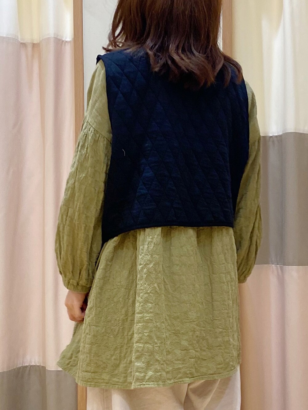 ブラック系のジャケット/アウター、ブラック系のジャケット/アウター、グリーン系のシャツ/ブラウスを着用したレディースの秋コーディネートの5枚目の写真