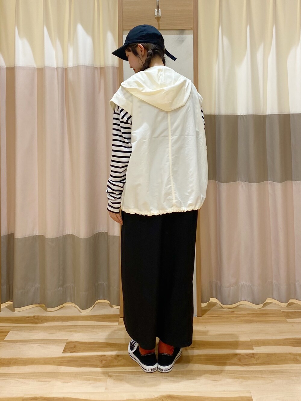 ホワイト系のブルゾン、ホワイト系のTシャツ/カットソー、ブラック系のワンピースを着用したレディースの春コーディネートの3枚目の写真