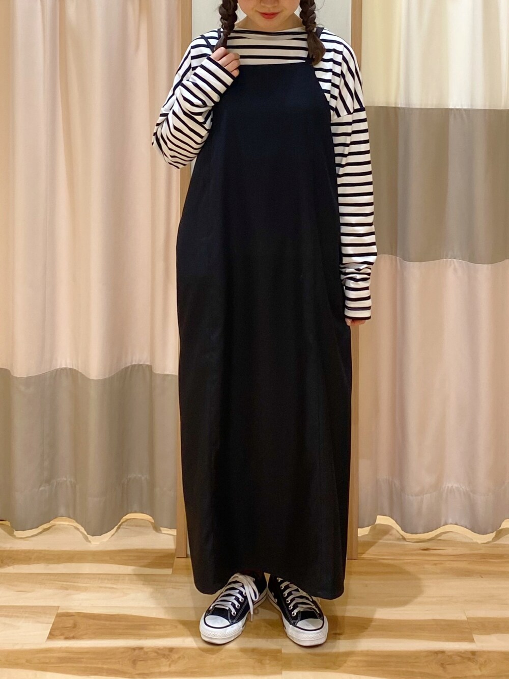 ホワイト系のブルゾン、ホワイト系のTシャツ/カットソー、ブラック系のワンピースを着用したレディースの春コーディネートの4枚目の写真