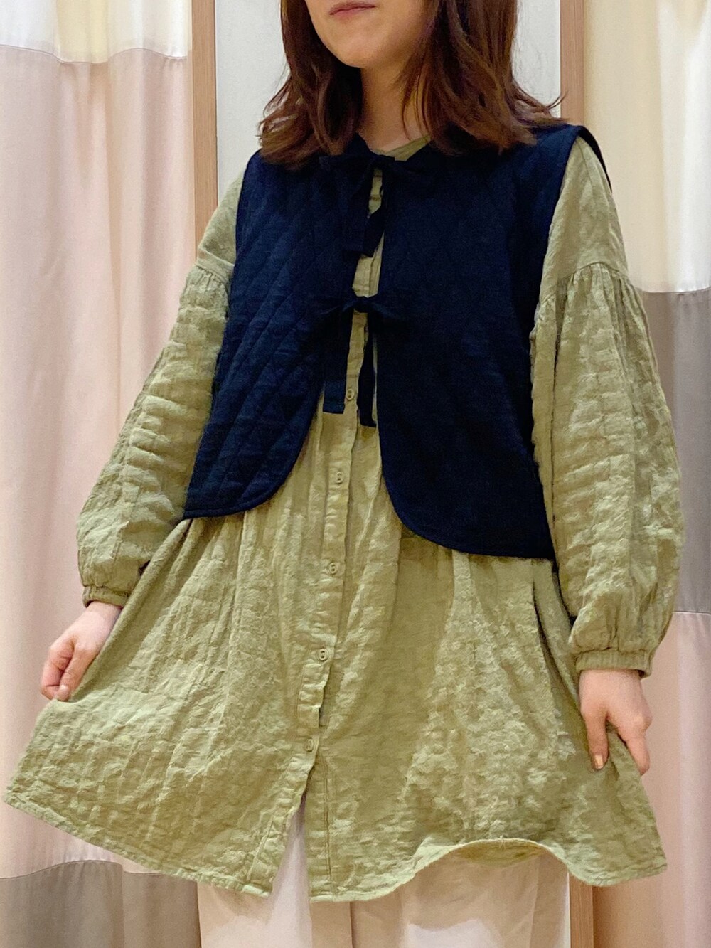 ブラック系のジャケット/アウター、ブラック系のジャケット/アウター、グリーン系のシャツ/ブラウスを着用したレディースの秋コーディネートの4枚目の写真