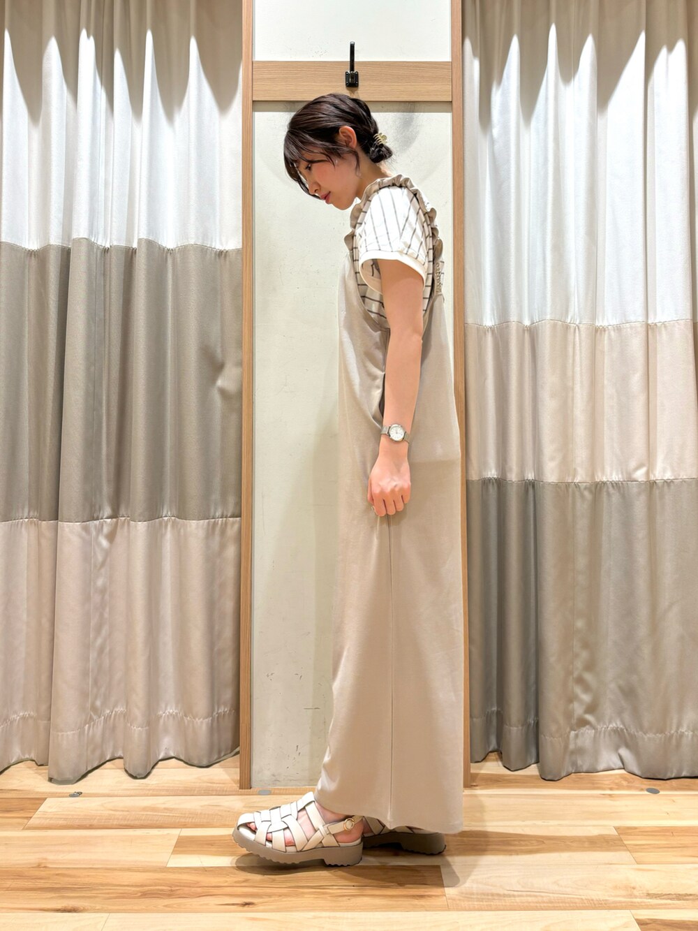 「サロペット、淡色コーデ、ボーダー、ボーダートップス、フリル、サンダル、グルカサンダル、トートバッグ、おでかけコーデ、初夏コーデ、ＧＷ、カジュアルスタイル、ラフコーデ、オトナカジュアル、ワントーンコーデ」｜「イオンWAONポイント10倍開催🔥のアイテム（その他、その他）」を使った、ナカガワさん（レディース・156cm）の春コーディネートの2枚目の写真