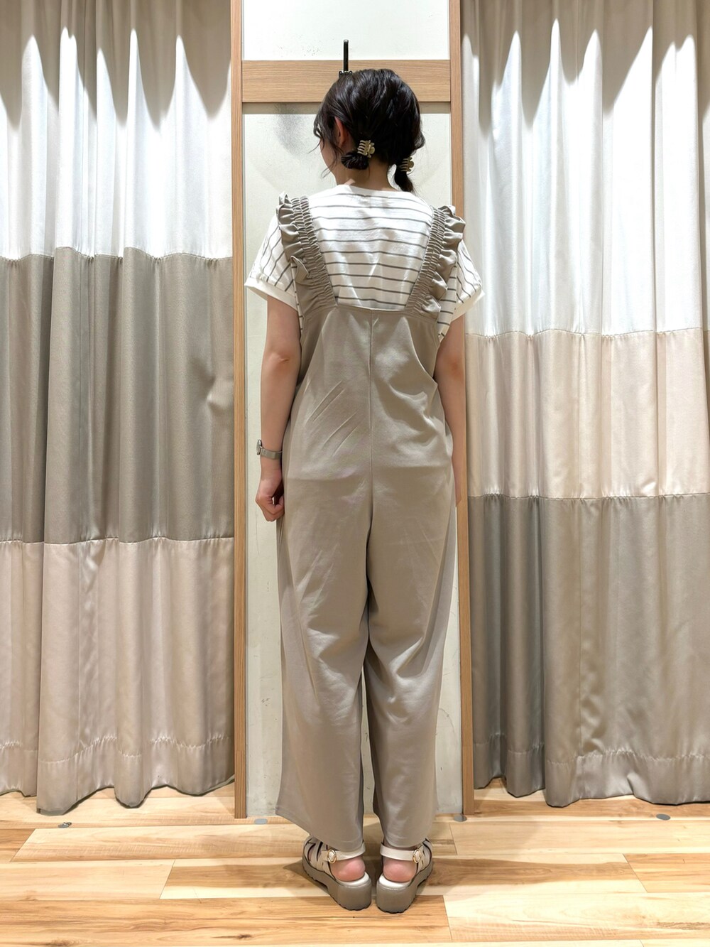 「サロペット、淡色コーデ、ボーダー、ボーダートップス、フリル、サンダル、グルカサンダル、トートバッグ、おでかけコーデ、初夏コーデ、ＧＷ、カジュアルスタイル、ラフコーデ、オトナカジュアル、ワントーンコーデ」｜「イオンWAONポイント10倍開催🔥のアイテム（その他、その他）」を使った、ナカガワさん（レディース・156cm）の春コーディネートの3枚目の写真