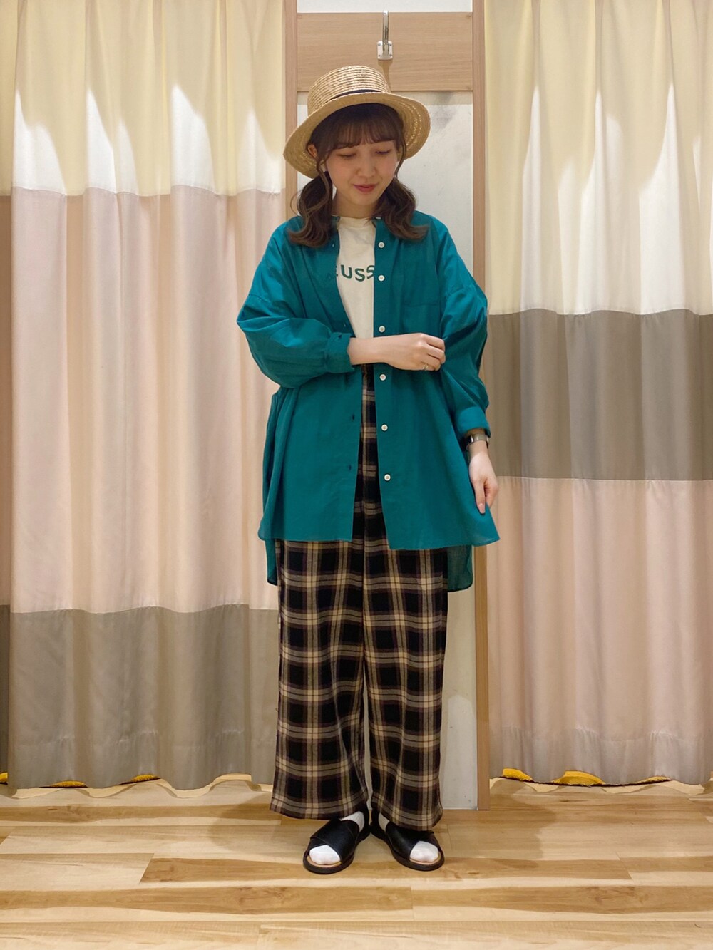 ホワイト系のTシャツ/カットソー、グリーン系のシャツ/ブラウス、グリーン系のパンツを着用したレディースの春コーディネートの2枚目の写真