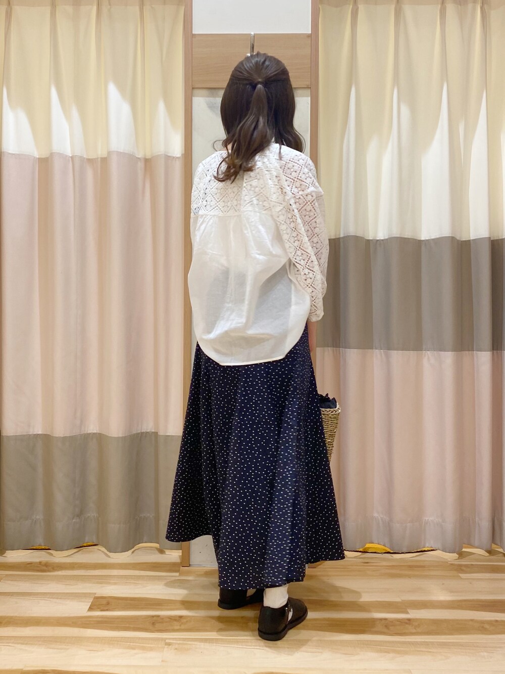 ホワイト系のシャツ/ブラウス、ブラック系のパンツ、ブラック系のハンドバッグを着用したレディースの春コーディネートの4枚目の写真