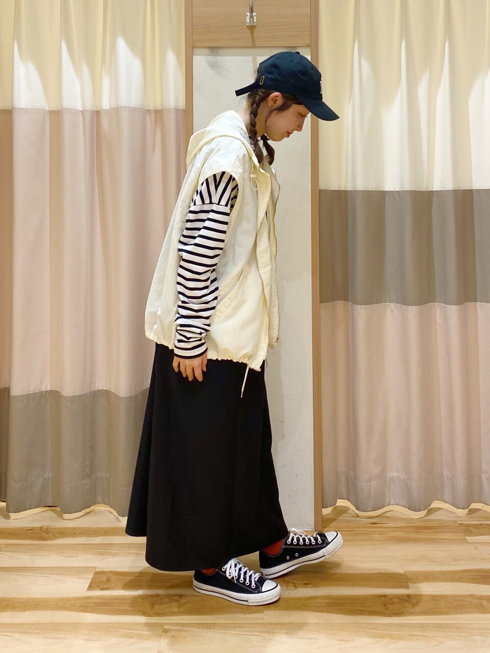 ホワイト系のブルゾン、ホワイト系のTシャツ/カットソー、ブラック系のワンピースを着用したレディースの春コーディネートの2枚目の写真