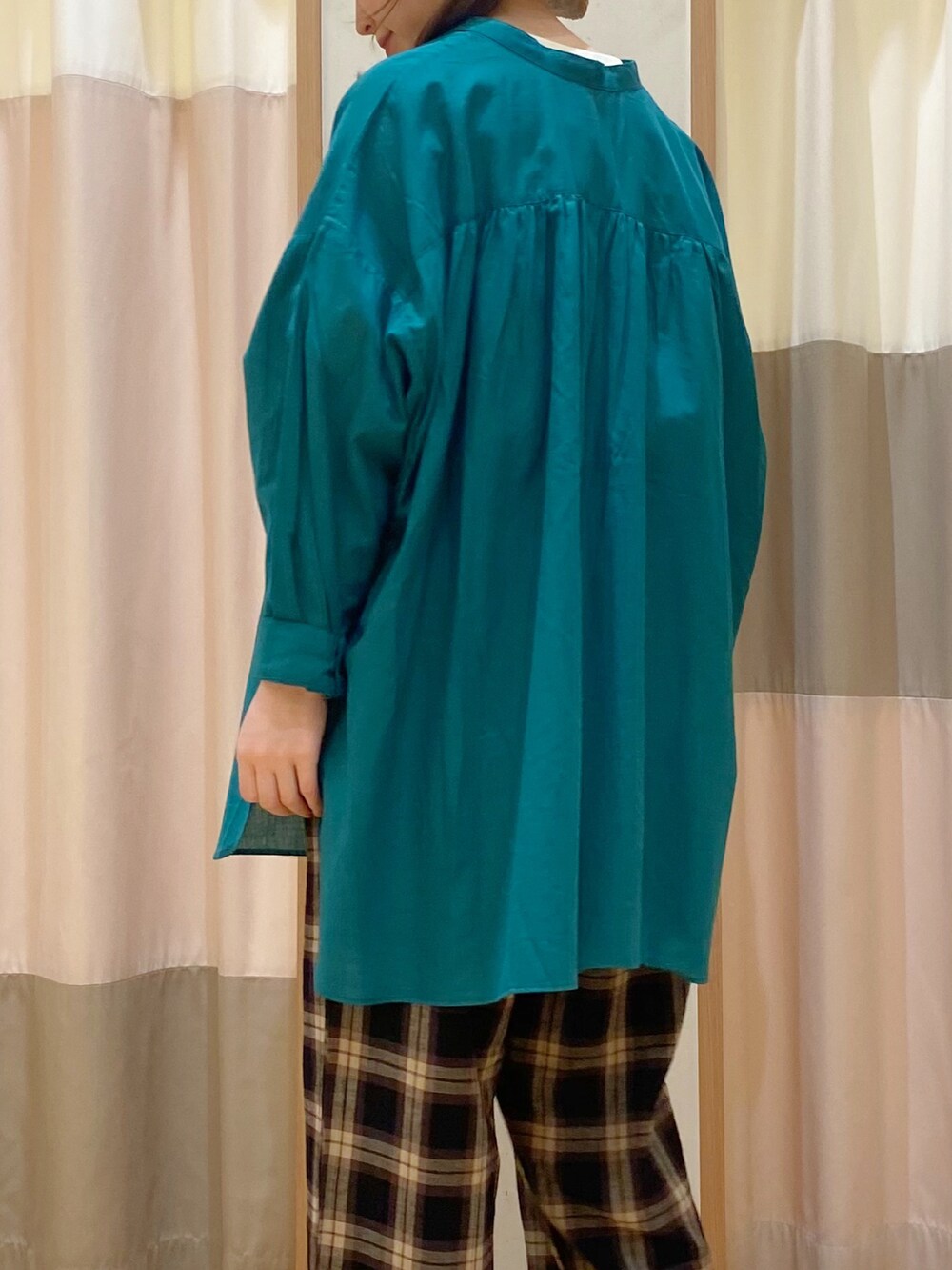 ホワイト系のTシャツ/カットソー、グリーン系のシャツ/ブラウス、グリーン系のパンツを着用したレディースの春コーディネートの4枚目の写真