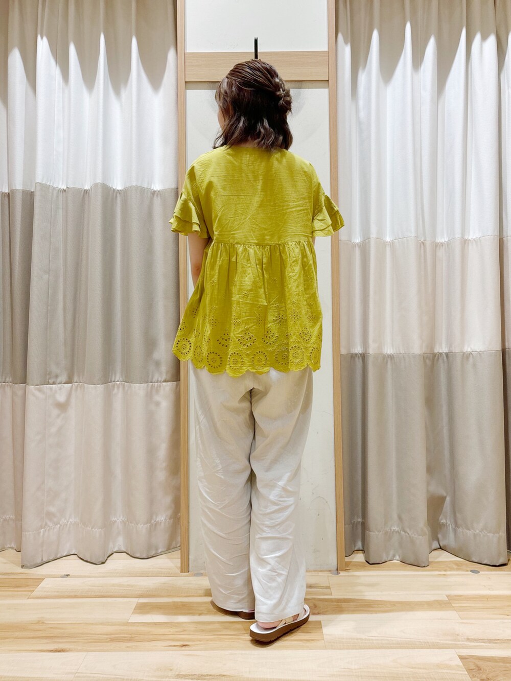 「プチプラ、きれいめカジュアル、さらっと晴れやかスナップ、シンプルスタイル、ラクチンコーデ、夏服、お出かけコーデ、お洒落さんとつながりたい、ブラウス、ストレートパンツ、パンツスタイル、パンツコーデ、サンダル、マクラメバッグ」|「Samansa Mos2 blueの【Made in India】裾スカラップレースブラウス(シャツ/ブラウス、イエロー系)」を使った、ナカガワさん(レディース・156cm)の夏コーディネートの4枚目の写真