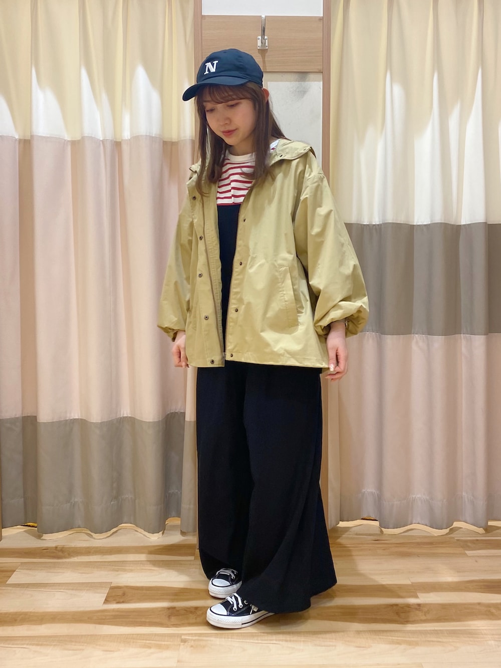 「いまどきジャケット写真、低身長コーデ、マウンテンパーカー、キャップ、ボーダー、ボーダートップス、サロペット、サロペットコーデ、Tシャツ、converse、スニーカー、カジュアルコーデ、メンズライク、SM2、おしゃれさんと繋がりたい」｜「Samansa Mos2の【リンネル5月号掲載アイテム】【撥水＋防汚】いっぱい遊べるアクティブマンパ（ブルゾン、ベージュ系）」を使った、ナカガワさん（レディース・155cm）の春コーディネートの2枚目の写真