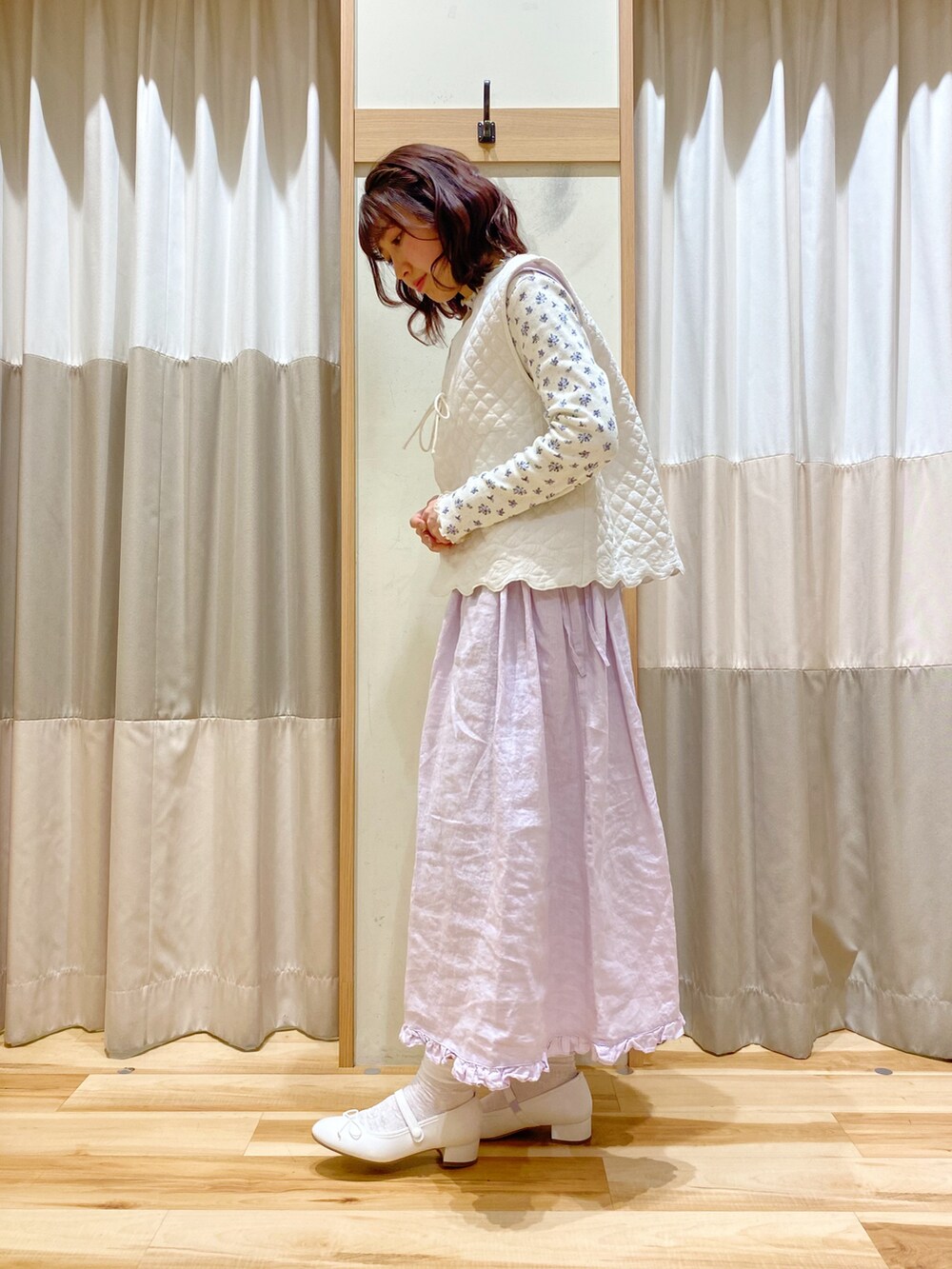 「ベスト、キルトベスト、花柄、リボン、リネン、ジャンパースカート、ワンピース、春コーデ、春アウター、春カラー、お出かけコーデ、春服みてみて、きれいめカジュアル、おしゃれさんと繋がりたい、春のNewスタイル」｜「Samansa Mos2の【India crafts】花刺繍キルトベスト（ベスト、ホワイト系）」を使った、ナカガワさん（レディース・156cm）の春コーディネートの4枚目の写真