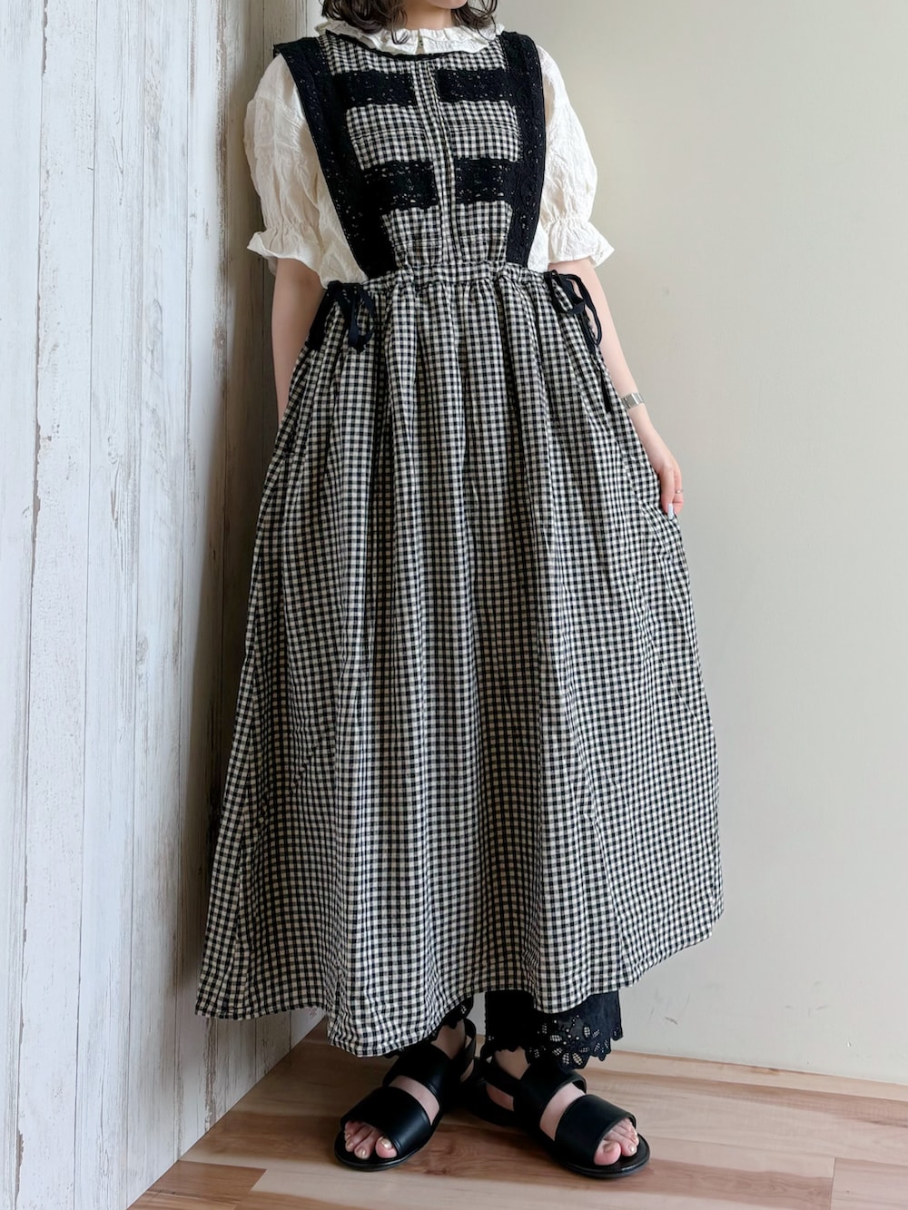 「レイヤードスタイル、夏コーデ、カンカン帽、エプロンワンピース、フリルトップス、ブラウス、モノトーンコーデ、ペチパンツ、サンダル、お出かけコーデ、今日のコーデ、大人ガーリー、夏ファッション」|「Samansa Mos2のラフィア太リボンカンカン帽(ハット、ホワイト系)」を使った、ナカガワさん(レディース・156cm)の夏コーディネートの3枚目の写真