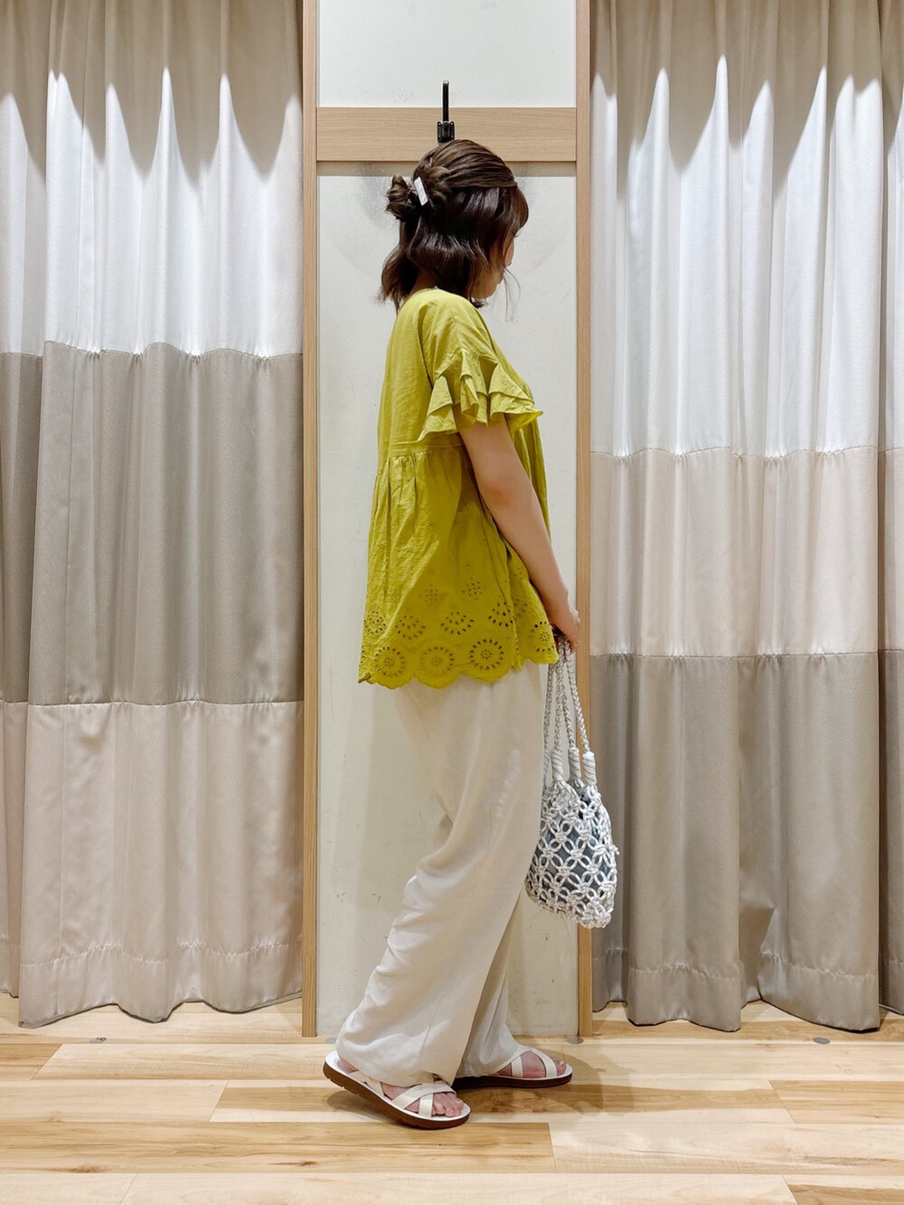 「プチプラ、きれいめカジュアル、さらっと晴れやかスナップ、シンプルスタイル、ラクチンコーデ、夏服、お出かけコーデ、お洒落さんとつながりたい、ブラウス、ストレートパンツ、パンツスタイル、パンツコーデ、サンダル、マクラメバッグ」|「Samansa Mos2 blueの【Made in India】裾スカラップレースブラウス(シャツ/ブラウス、イエロー系)」を使った、ナカガワさん(レディース・156cm)の夏コーディネートの3枚目の写真