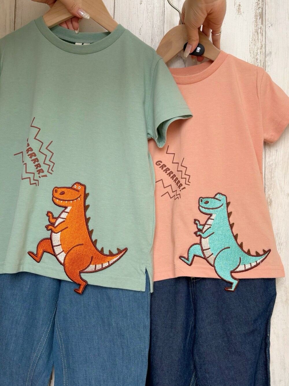 「春のNewスタイル、春ファッション、双子コーデ、デニム、Tシャツ、恐竜、キッズコーデ、キッズファッション、Tシャツ×デニム、オレンジ、グリーン、LAGOM」|「Lagom こども服🦔のアイテム(その他、その他)」を使った、ナカガワさん(レディース・156cm)の春コーディネートの3枚目の写真