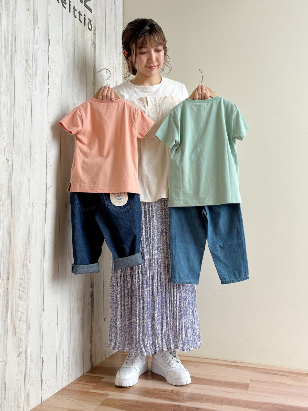 「春のNewスタイル、春ファッション、双子コーデ、デニム、Tシャツ、恐竜、キッズコーデ、キッズファッション、Tシャツ×デニム、オレンジ、グリーン、LAGOM」|「Lagom こども服🦔のアイテム(その他、その他)」を使った、ナカガワさん(レディース・156cm)の春コーディネートの2枚目の写真