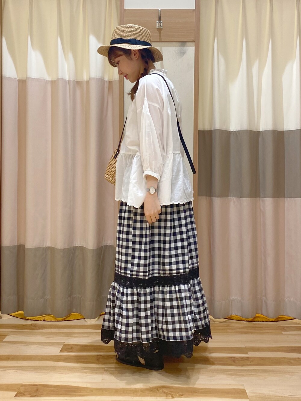ホワイト系のシャツ/ブラウス、ホワイト系のタンクトップ、ブラック系のスカートを着用したレディースの夏コーディネートの3枚目の写真