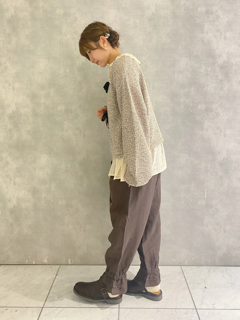 「秋コーデ、ブラウン、秋先取りコーデ、お洒落さんとつながりたい、おでかけコーデ、淡色コーデ、低身長、ベロア、カーディガン、ガーリー、ペチパンツ、リネンパンツ、かぎ針、かぎ針編みニット、トートバッグ」|「Samansa Mos2のツイードライクニットジャケット(ノーカラージャケット、ブラウン系)」を使った、ナカガワさん(レディース・155cm)の秋コーディネートの2枚目の写真