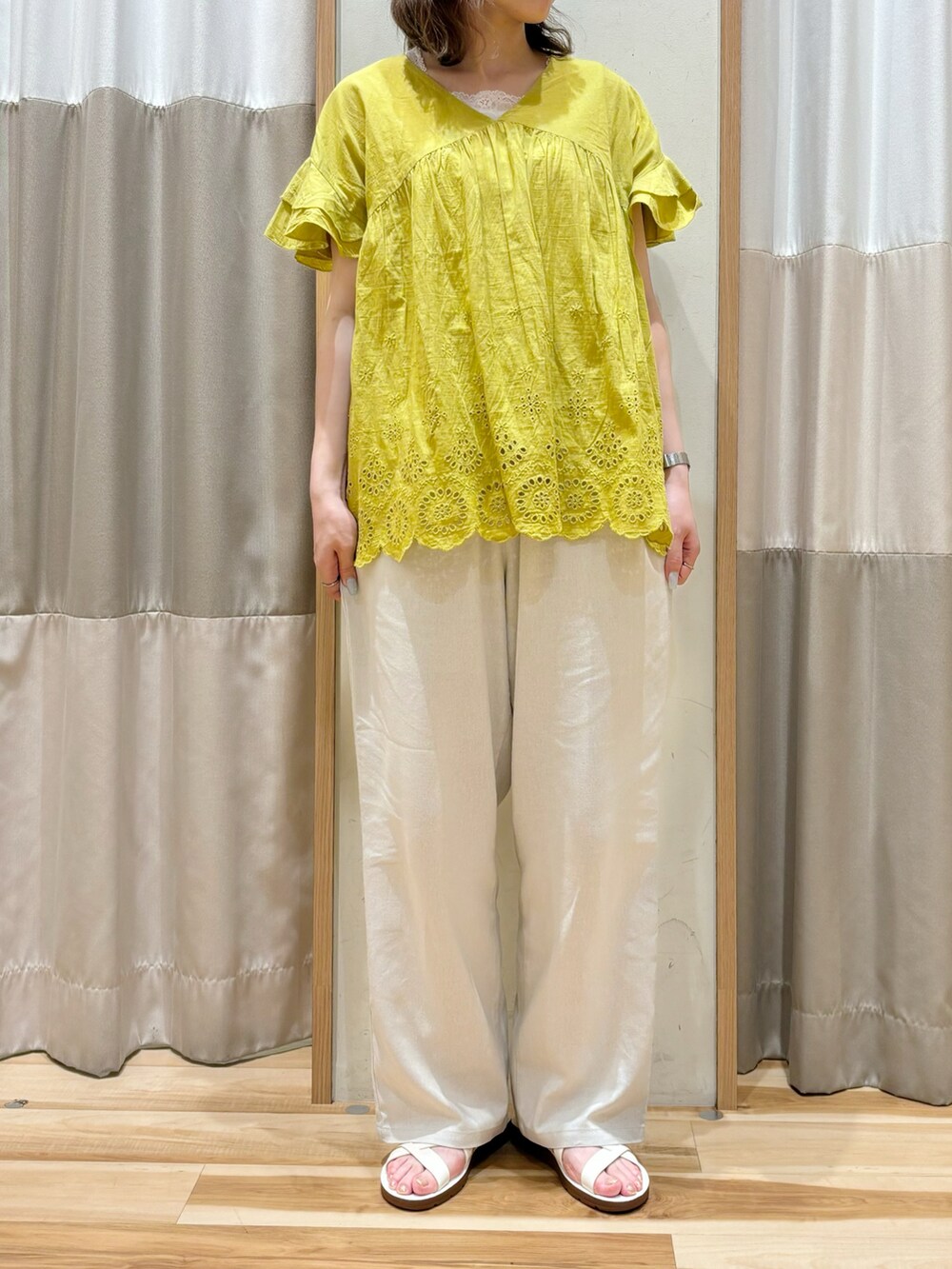 「プチプラ、きれいめカジュアル、さらっと晴れやかスナップ、シンプルスタイル、ラクチンコーデ、夏服、お出かけコーデ、お洒落さんとつながりたい、ブラウス、ストレートパンツ、パンツスタイル、パンツコーデ、サンダル、マクラメバッグ」|「Samansa Mos2 blueの【Made in India】裾スカラップレースブラウス(シャツ/ブラウス、イエロー系)」を使った、ナカガワさん(レディース・156cm)の夏コーディネートの2枚目の写真