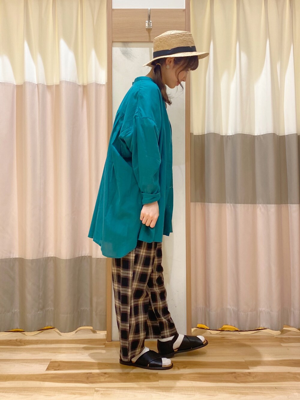 ホワイト系のTシャツ/カットソー、グリーン系のシャツ/ブラウス、グリーン系のパンツを着用したレディースの春コーディネートの3枚目の写真