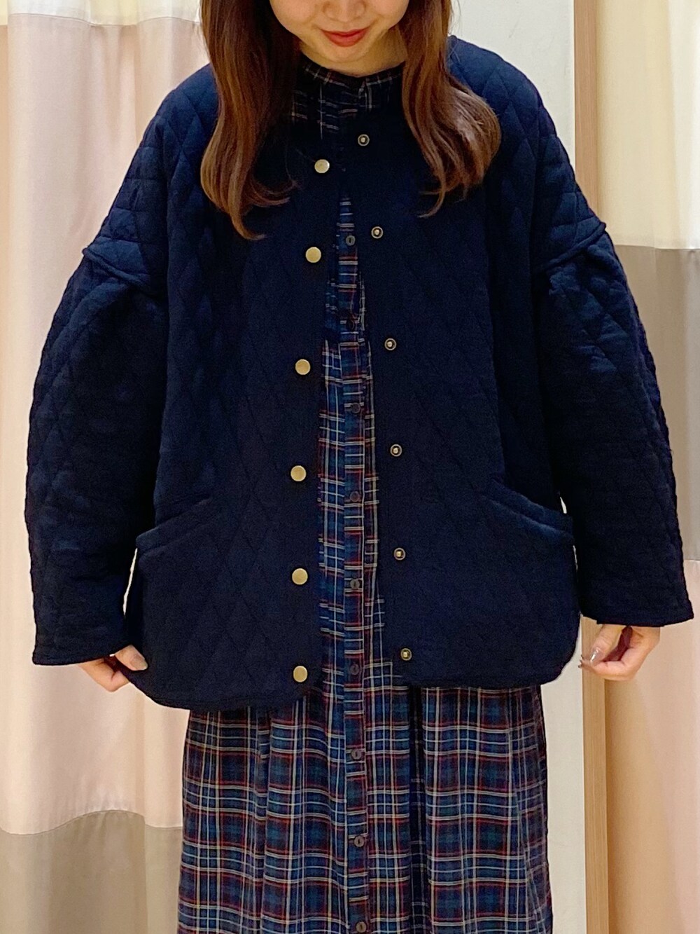 ブラック系のジャケット/アウター、ブラック系のジャケット/アウター、グリーン系のシャツ/ブラウスを着用したレディースの秋コーディネートの2枚目の写真