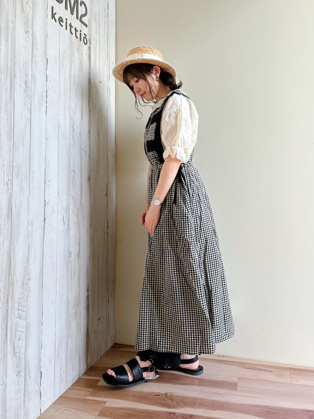 「レイヤードスタイル、夏コーデ、カンカン帽、エプロンワンピース、フリルトップス、ブラウス、モノトーンコーデ、ペチパンツ、サンダル、お出かけコーデ、今日のコーデ、大人ガーリー、夏ファッション」|「Samansa Mos2のラフィア太リボンカンカン帽(ハット、ホワイト系)」を使った、ナカガワさん(レディース・156cm)の夏コーディネートの5枚目の写真