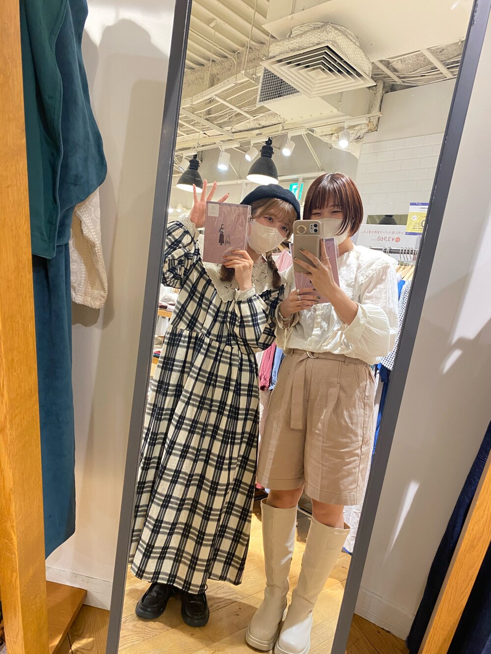 「秋のコーデ、ワンピース、ブラウス、ショートパンツ、ベレー帽、チロリアンシューズ、23AW秋の新作、パンツスタイル、シンプルコーデ、おしゃれさんと繋がりたい、楽チンコーデ、ブラックコーデ、ロングブーツ、ワントーンコーデ、モノトーン」|「ehka sopoの合繊レース衿ブラウス(シャツ/ブラウス、ホワイト系)」を使った、ナカガワさん(レディース・155cm)の秋コーディネートの2枚目の写真