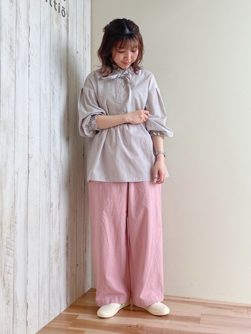 「春のNewスタイル、シンプル、春カラー、ピンク、ストライプシャツ、お出かけコーデ、ピンクコーデ、ゆべしコラボ、ゆべし×SamansaMos2、スニーカー、スニーカーコーデ、骨格ウェーブ、ブラウス、低身長コーデ」|「🌸イオン超!春トク祭り🌸のアイテム(その他、ピンク系)」を使った、ナカガワさん(レディース・156cm)の春コーディネートの2枚目の写真