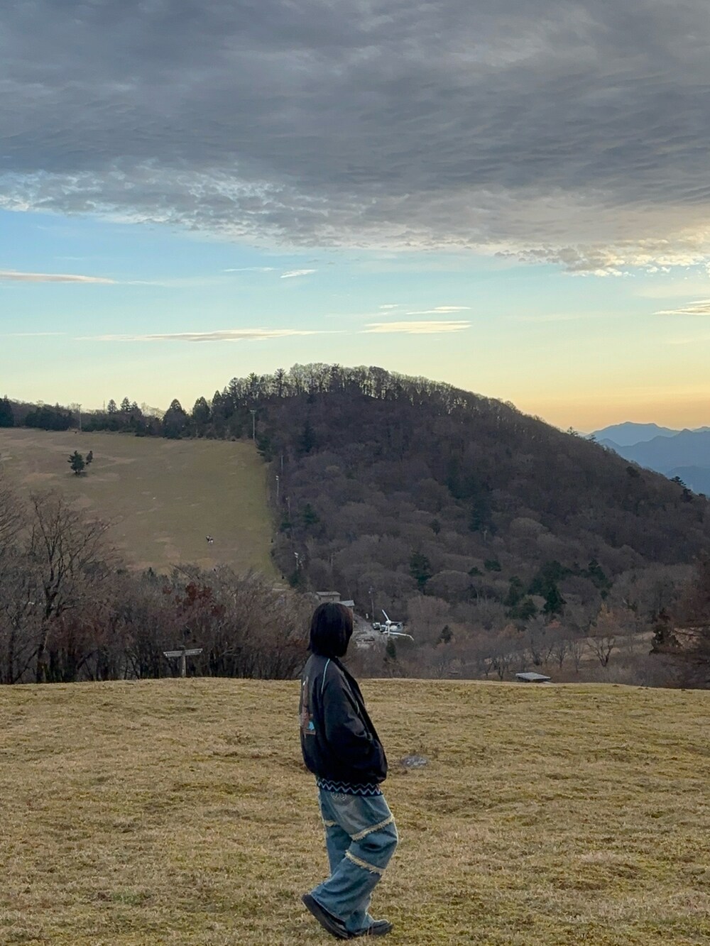 ブルー系のデニムパンツを着用したレディースの冬コーディネートの2枚目の写真