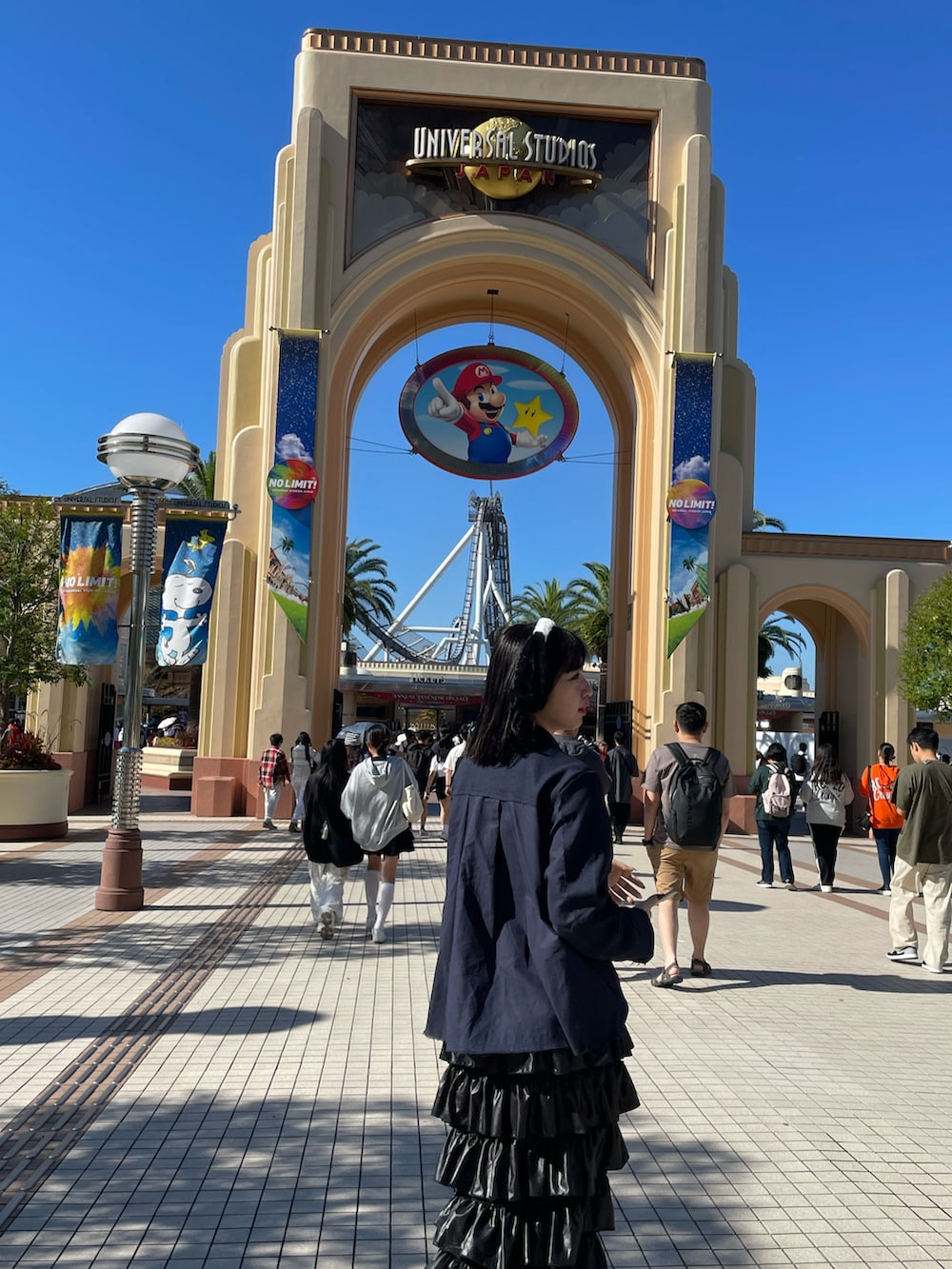 ブラック系のスカート、ブルー系のジャケット/アウターを着用したレディースの秋コーディネートの2枚目の写真