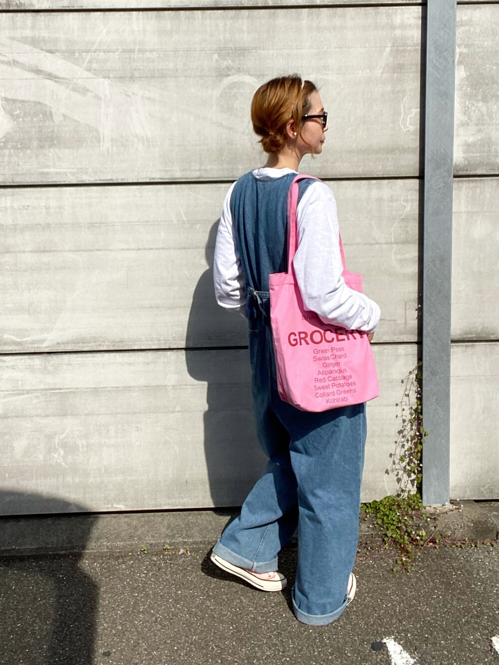 ピンク系のスニーカー、ホワイト系のTシャツ/カットソー、ピンク系のトートバッグを着用したレディースの春コーディネートの3枚目の写真