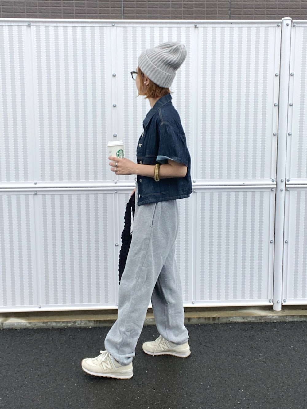 ホワイト系のスニーカー、ブルー系のジャケット/アウター、シルバー系のネックレスを着用したレディースの秋コーディネートの3枚目の写真