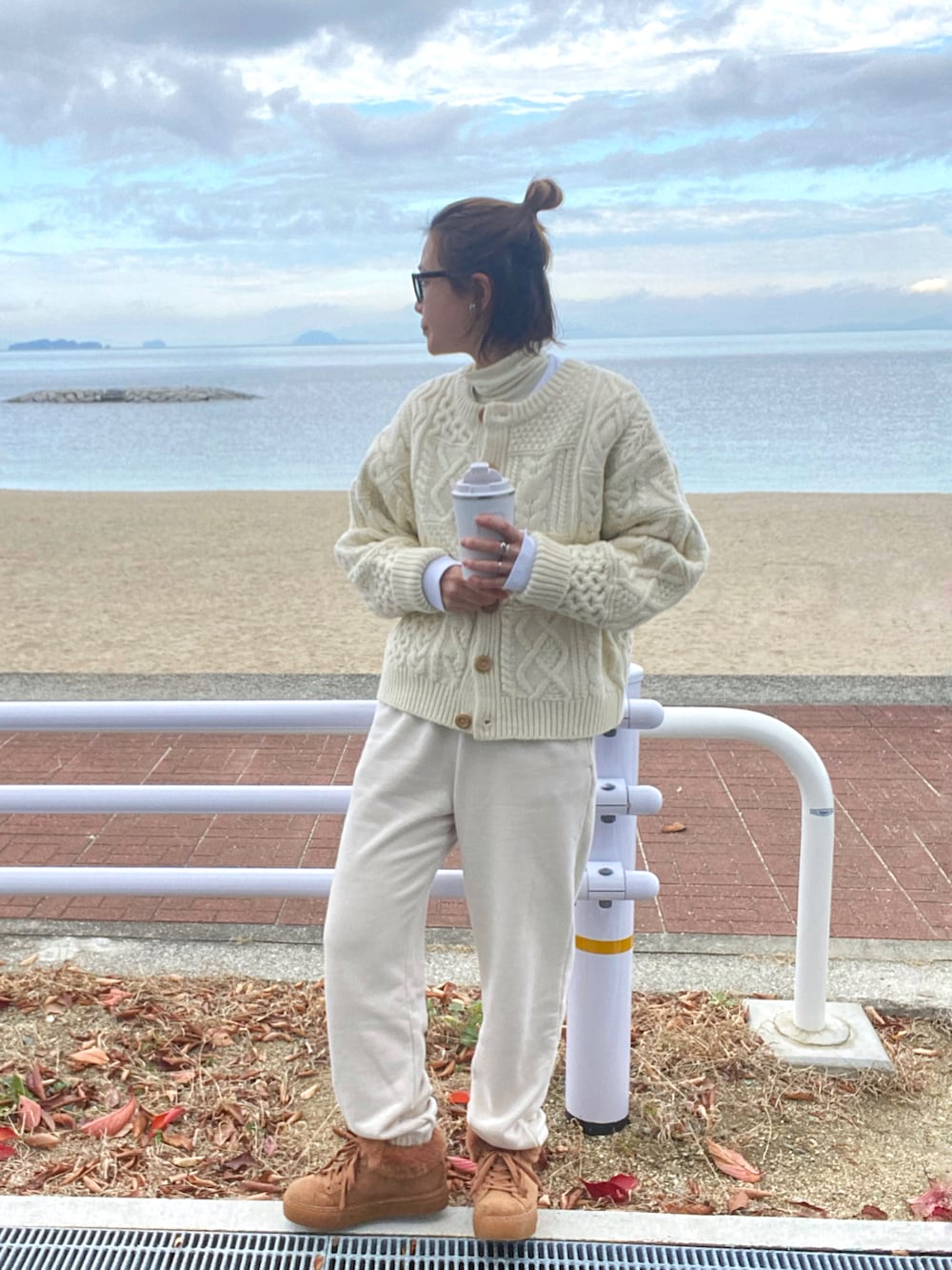 ホワイト系のカーディガン/ボレロを着用したレディースの冬コーディネートの2枚目の写真