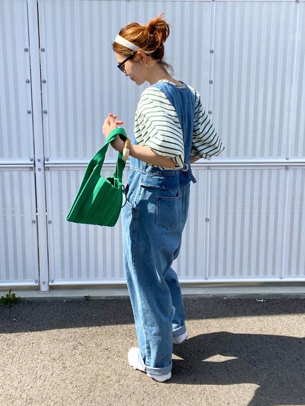 グリーン系のTシャツ/カットソー、グリーン系のトートバッグ、ホワイト系のサンダルを着用したレディースの夏コーディネートの2枚目の写真