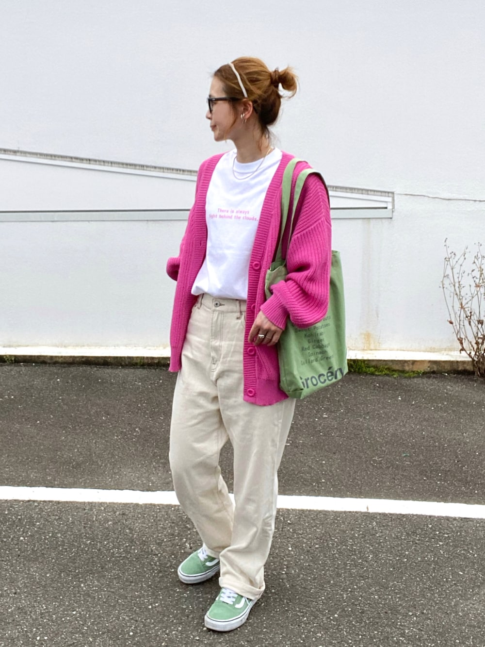 ピンク系のTシャツ/カットソー、ピンク系のカーディガン/ボレロ、グリーン系のトートバッグを着用したレディースの春コーディネートの2枚目の写真