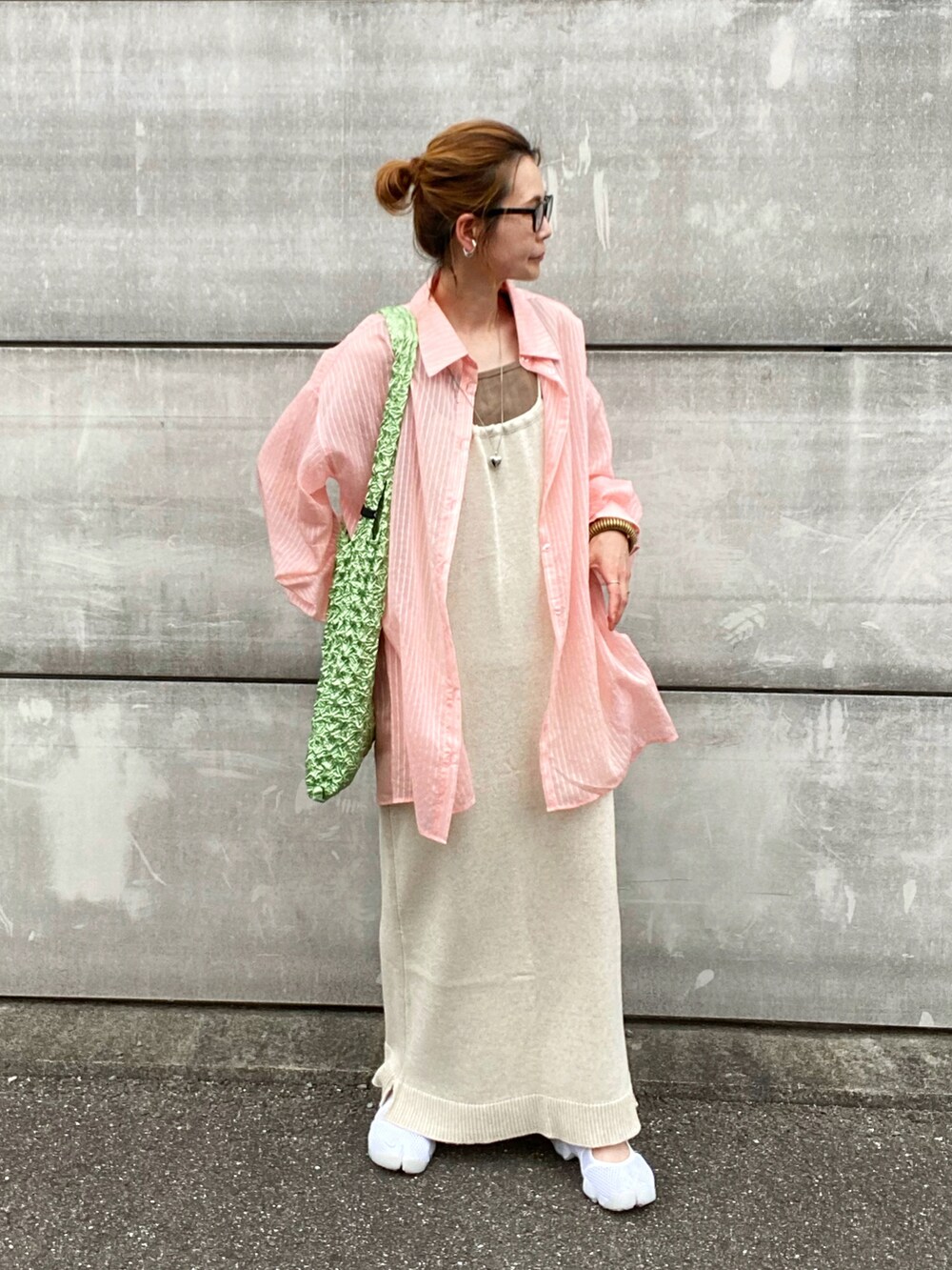 ピンク系のシャツ/ブラウス、ホワイト系のサンダル、ブルー系のトートバッグを着用したレディースの夏コーディネートの2枚目の写真