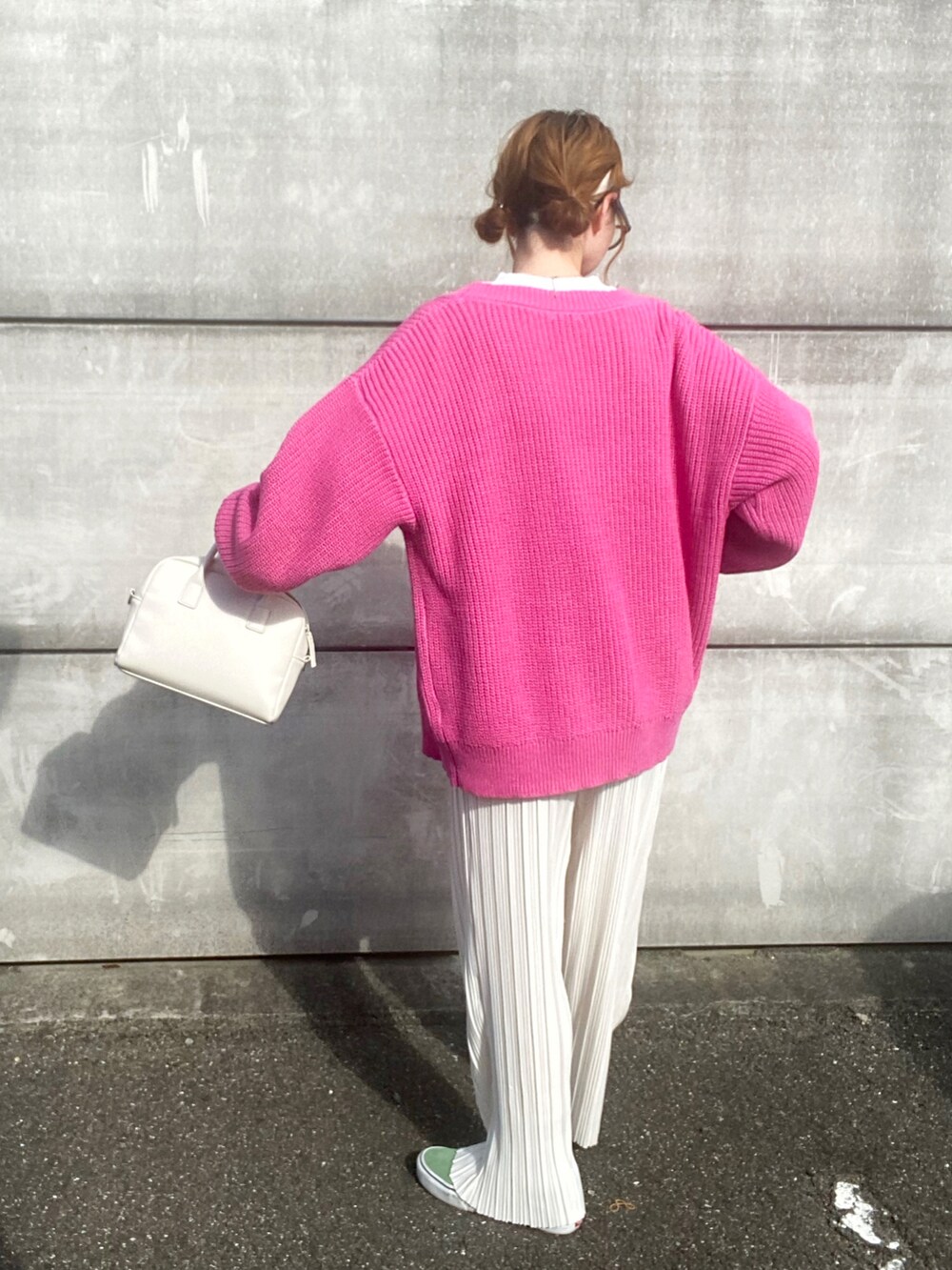 ピンク系のカーディガン/ボレロ、ホワイト系のその他パンツ、グリーン系のスニーカーを着用したレディースの春コーディネートの4枚目の写真