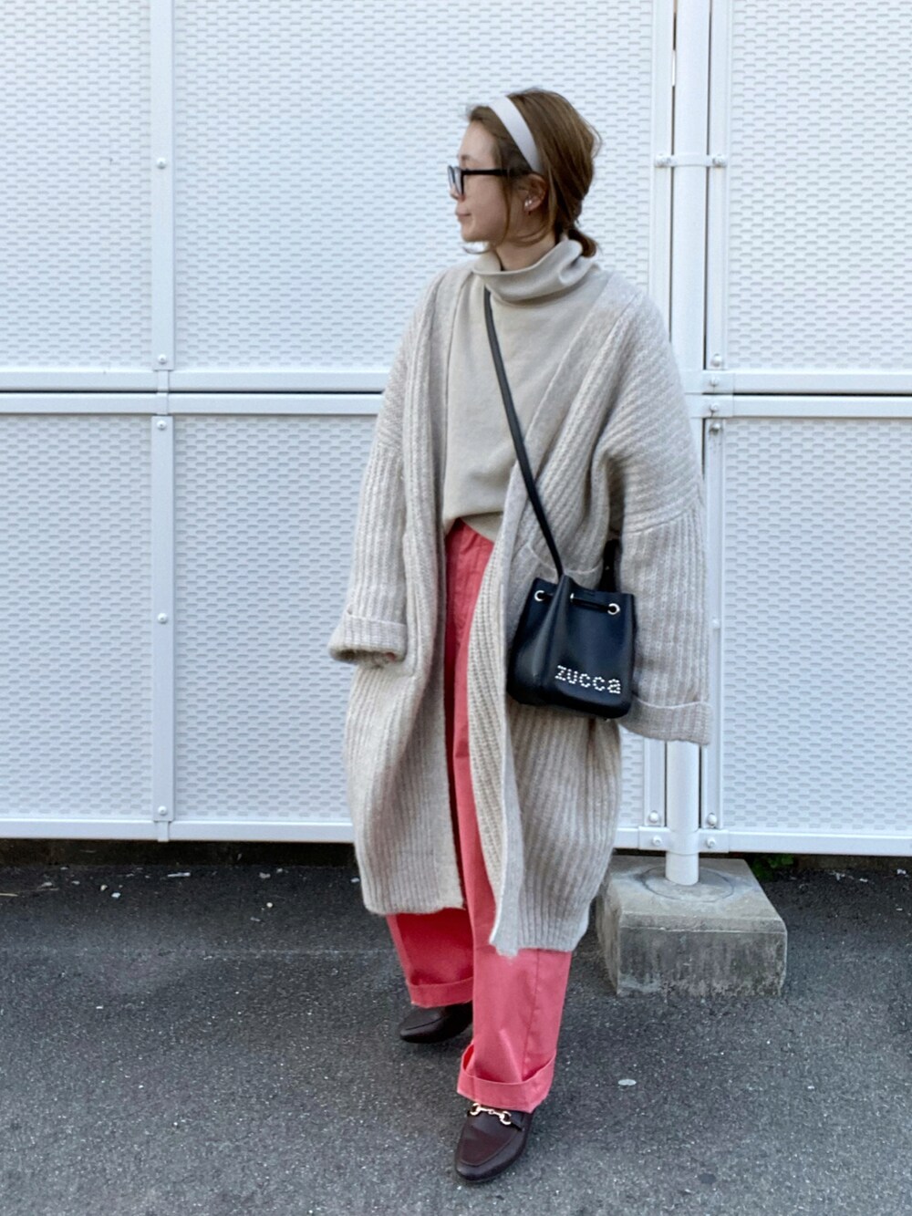 ベージュ系のスウェット、ホワイト系のスウェット、ピンク系のチノパンツを着用したレディースの冬コーディネートの2枚目の写真