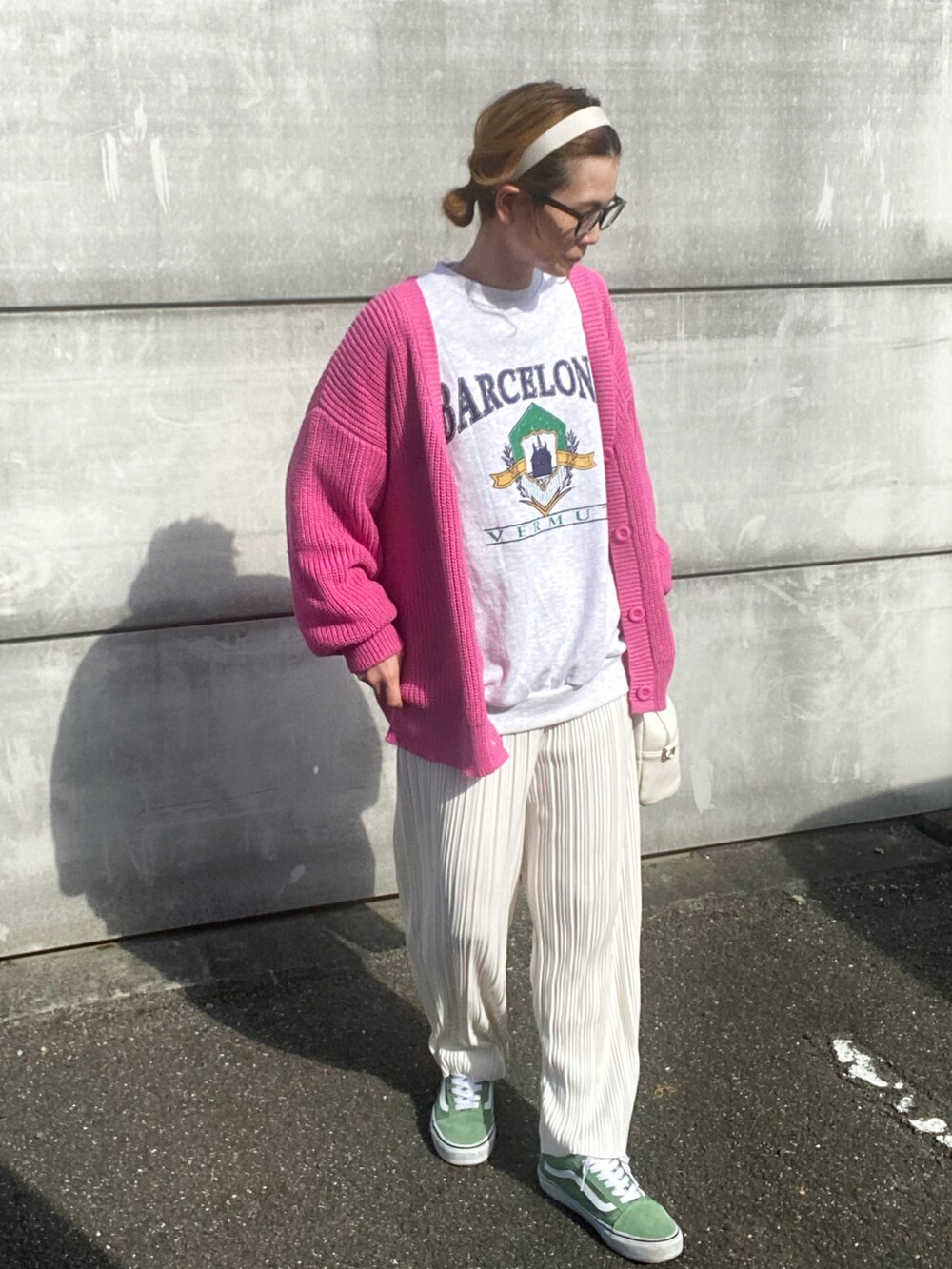 ピンク系のカーディガン/ボレロ、ホワイト系のその他パンツ、グリーン系のスニーカーを着用したレディースの春コーディネートの2枚目の写真