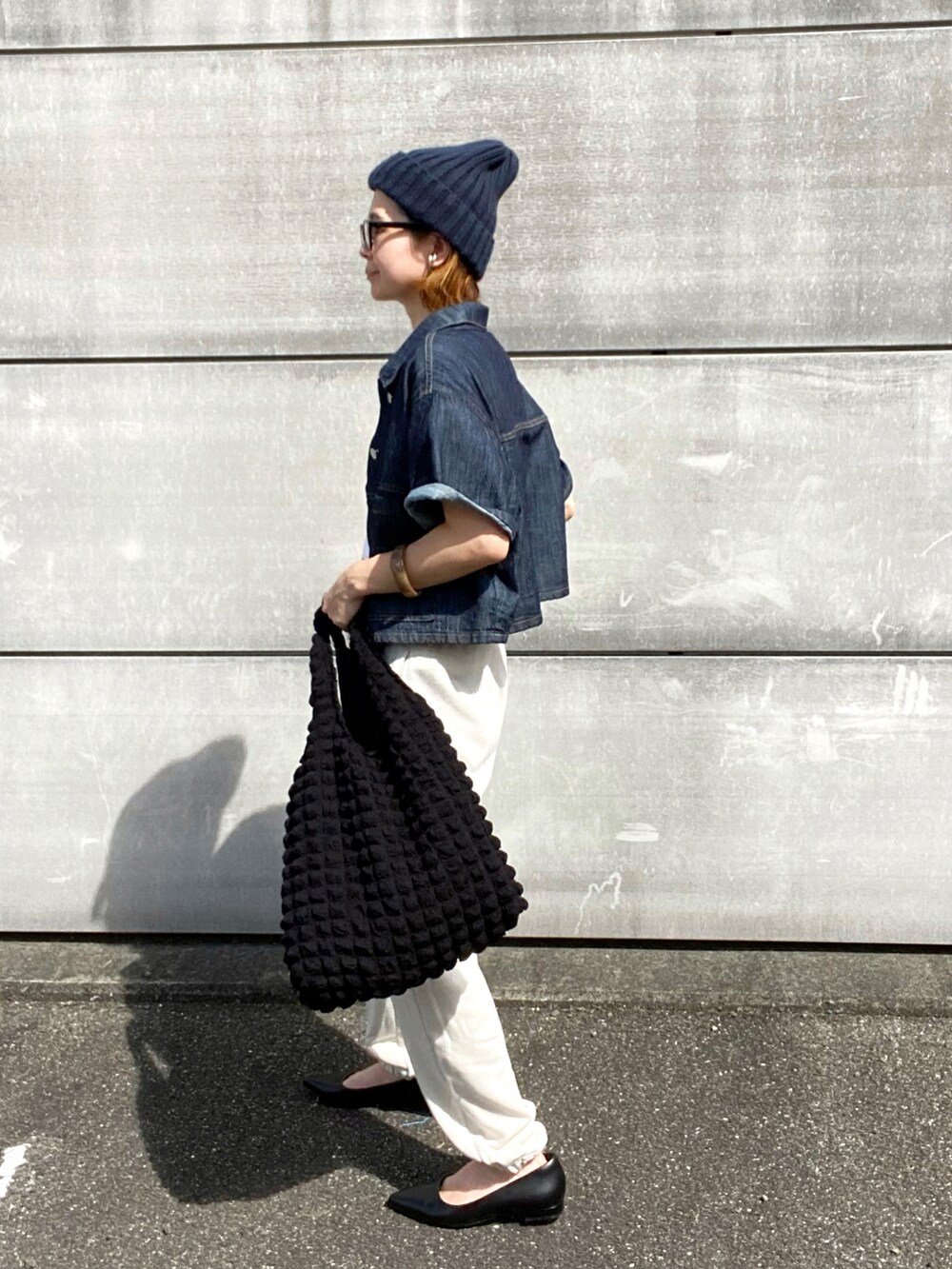 ブラック系のパンプス、ホワイト系のTシャツ/カットソー、ホワイト系のスウェットパンツを着用したレディースの秋コーディネートの2枚目の写真