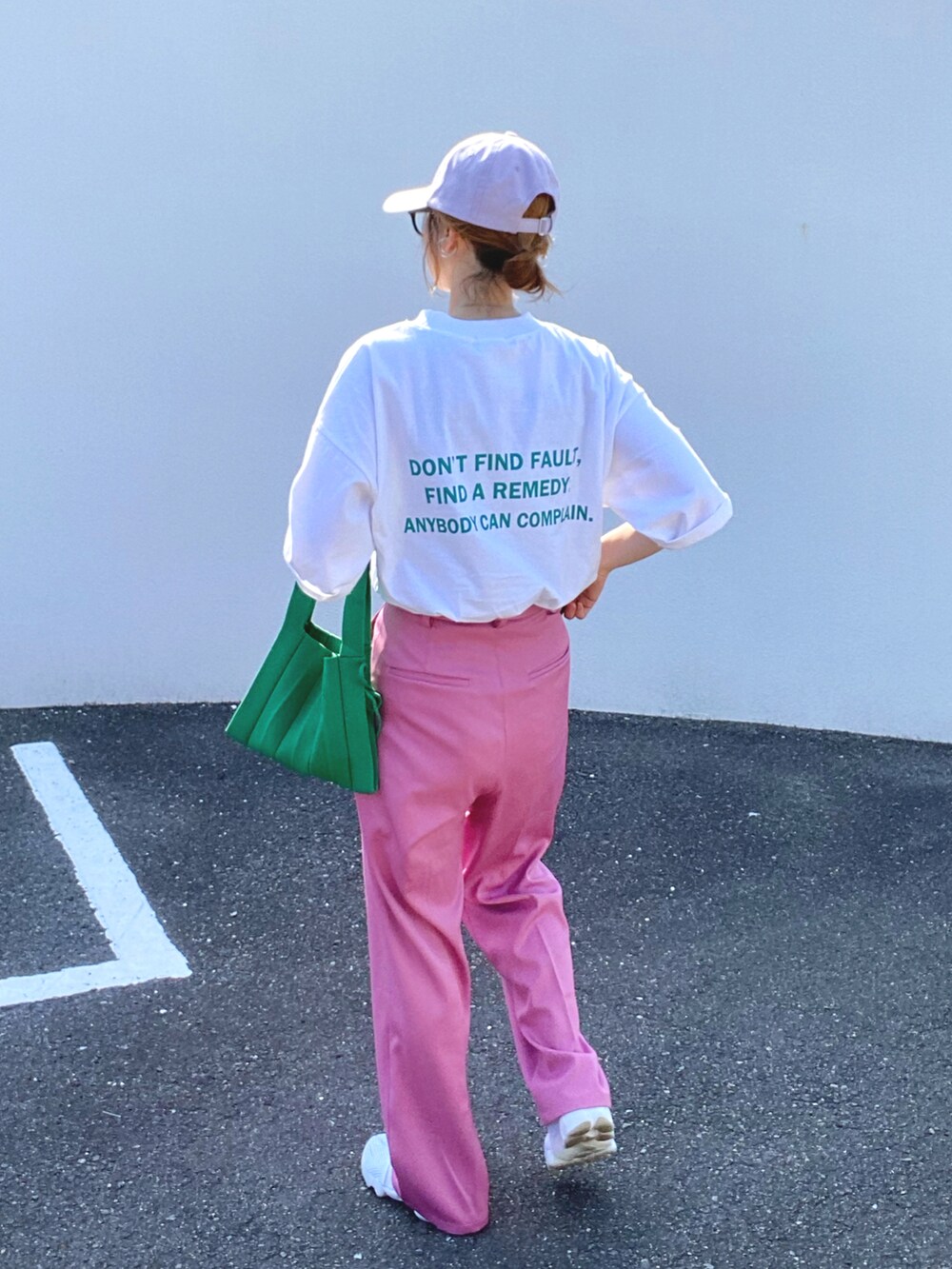 「夏コーデ、カラーパンツ、ハイウエスト、スラックス、ピンク、ロゴT、タックイン、白Tシャツ、ビッグシルエット、エアリフト、キャップ」｜「recaのバックロゴプリントT（Tシャツ/カットソー、ホワイト系）」を使った、teeemoeさん（レディース・157cm）の夏コーディネートの2枚目の写真