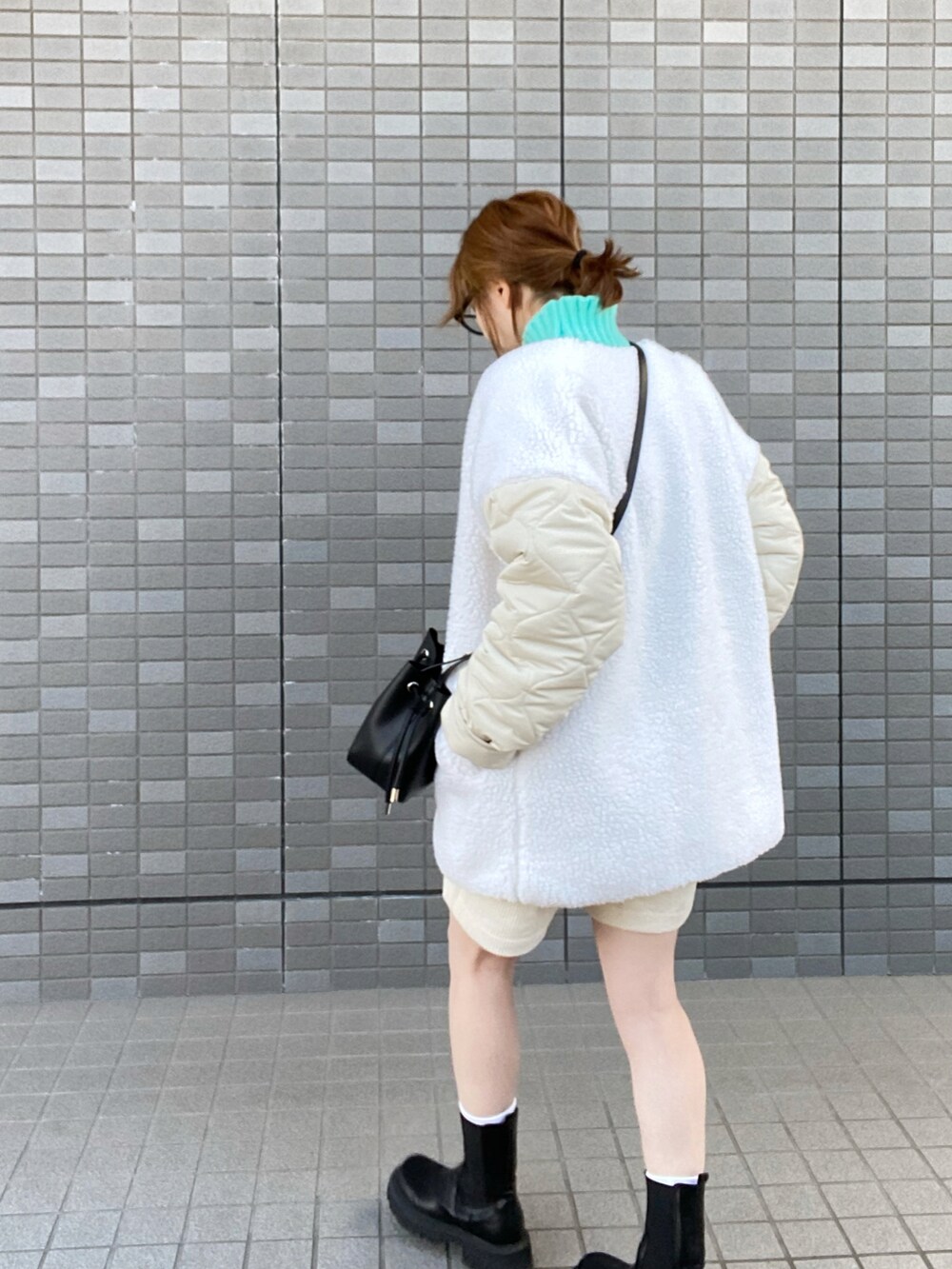 「冬コーデ、ブーツ、ショートパンツ、ボアジャケット、ライトブルー、タートルネック、ビッグシルエット、ショルダーバッグ、巾着バッグ、メガネ女子、シンプルコーデ、カラーニット、コーデュロイパンツ」｜「ZUCCaのロゴスタッズポシェット/ミニバッグ/巾着バッグ（ショルダーバッグ、ブラック系）」を使った、teeemoeさん（レディース・157cm）の冬コーディネートの2枚目の写真