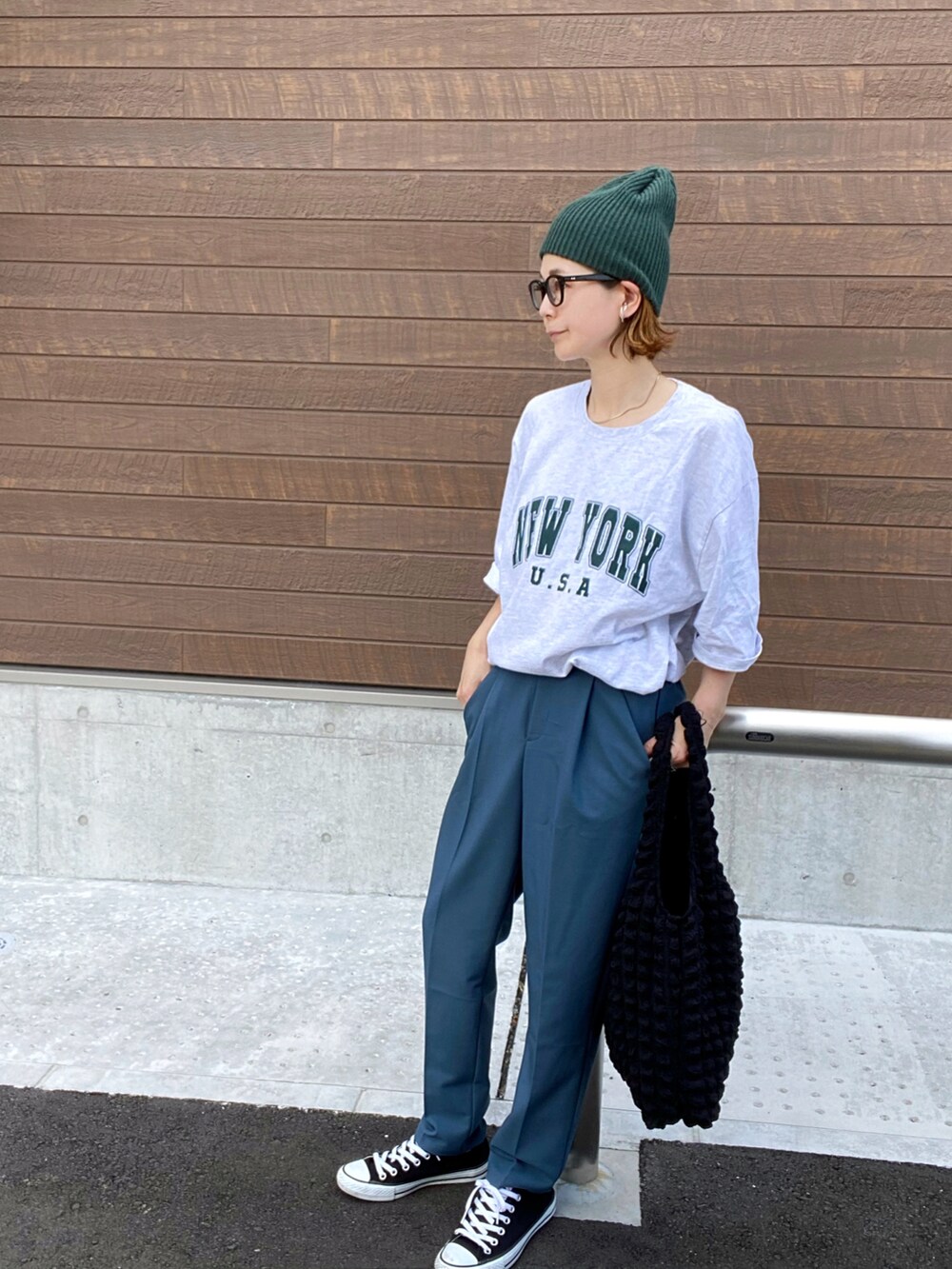 ブルー系のその他パンツ、グレー系のTシャツ/カットソー、ブラック系のスニーカーを着用したレディースの秋コーディネートの2枚目の写真