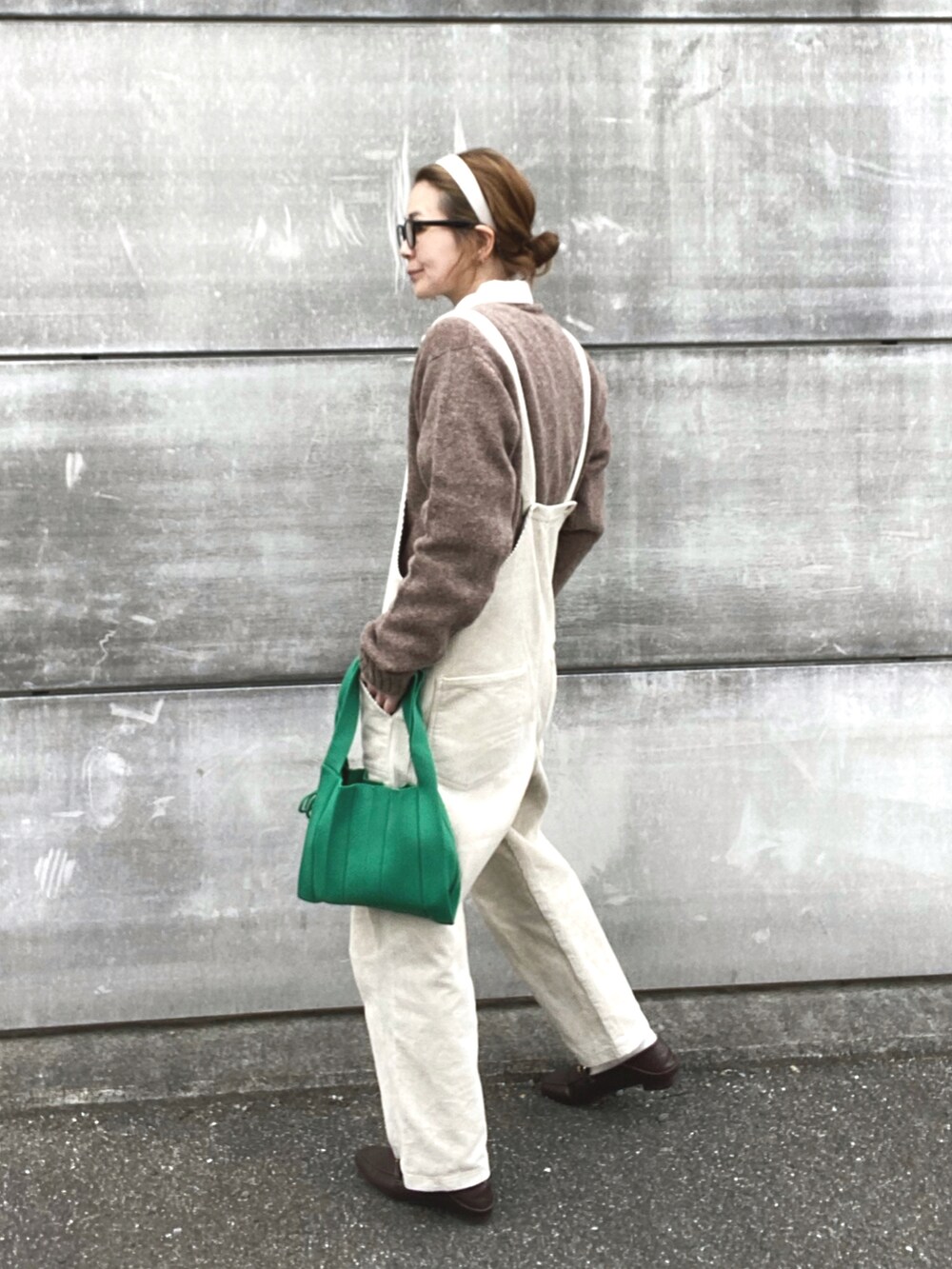 ベージュ系のつなぎ/オールインワン、グリーン系のトートバッグ、ブラウン系のローファーを着用したレディースの冬コーディネートの4枚目の写真