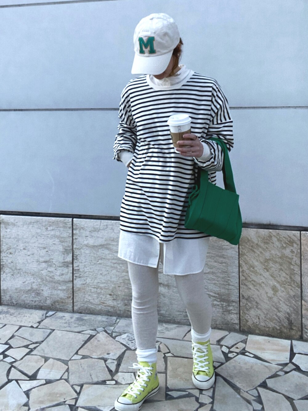 ブラック系のTシャツ/カットソー、グリーン系のトートバッグ、イエロー系のスニーカーを着用したレディースの春コーディネートの2枚目の写真