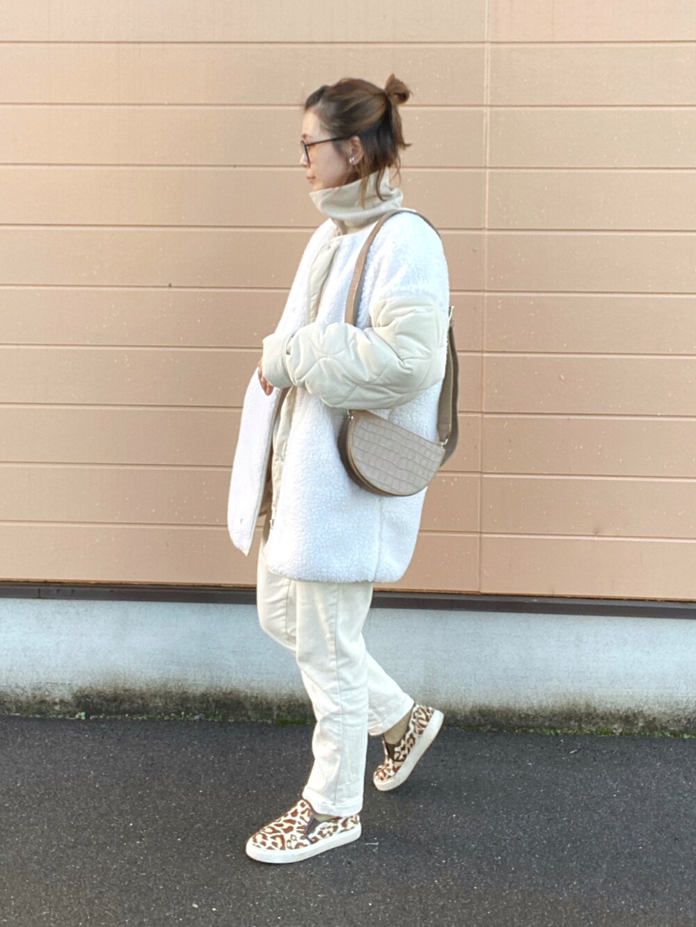 ホワイト系のブルゾン、ベージュ系のスウェット、ベージュ系のショルダーバッグを着用したレディースの秋コーディネートの2枚目の写真